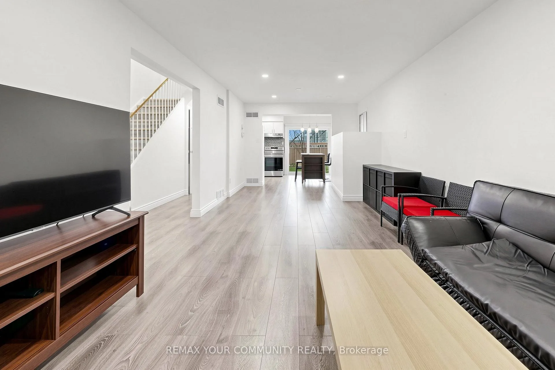 Photo 4 of Unit Upper, 63 Patrice Crescent, Vaughan, Crestwood-Springfarm-Yorkhill — HOMEH