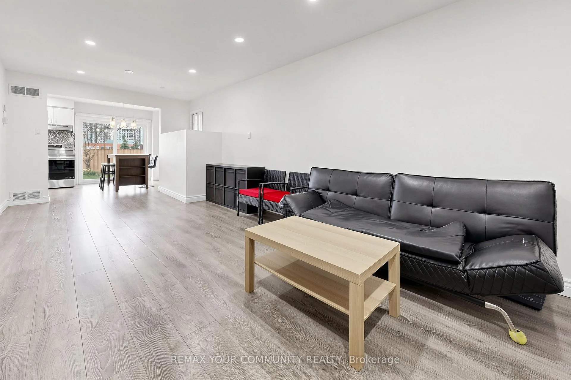Photo 5 of Unit Upper, 63 Patrice Crescent, Vaughan, Crestwood-Springfarm-Yorkhill — HOMEH