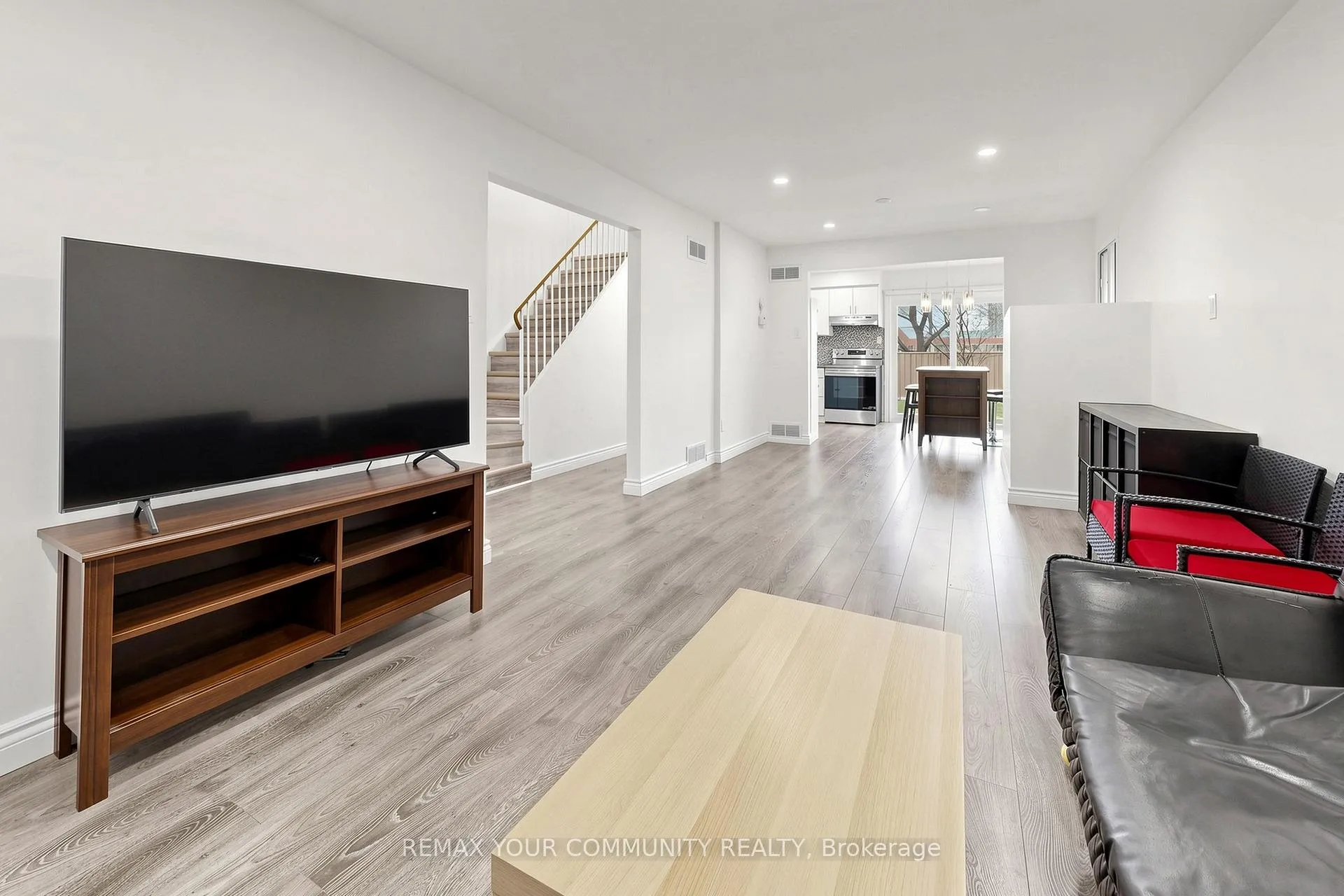 Photo 6 of Unit Upper, 63 Patrice Crescent, Vaughan, Crestwood-Springfarm-Yorkhill — HOMEH