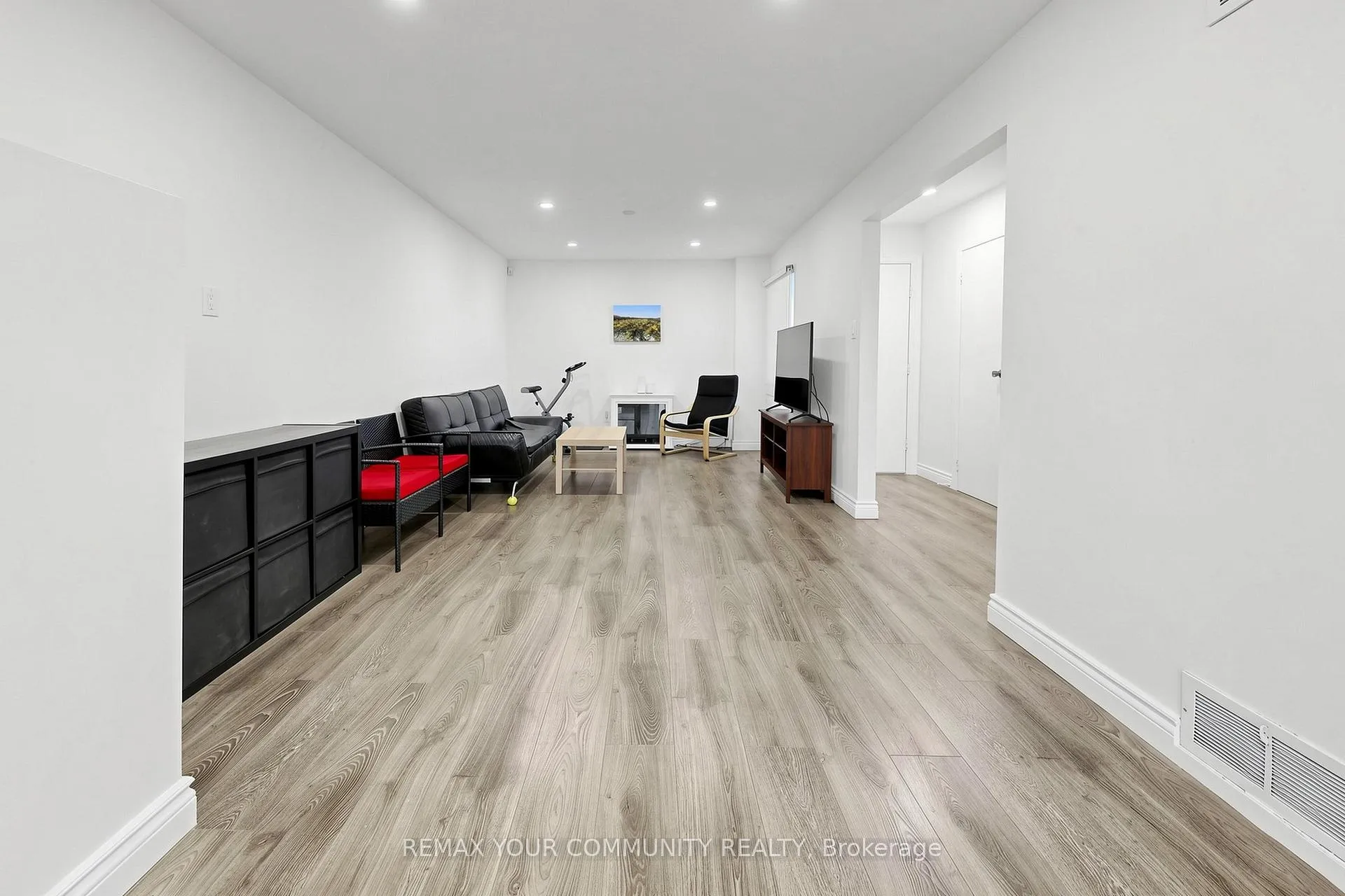 Photo 8 of Unit Upper, 63 Patrice Crescent, Vaughan, Crestwood-Springfarm-Yorkhill — HOMEH
