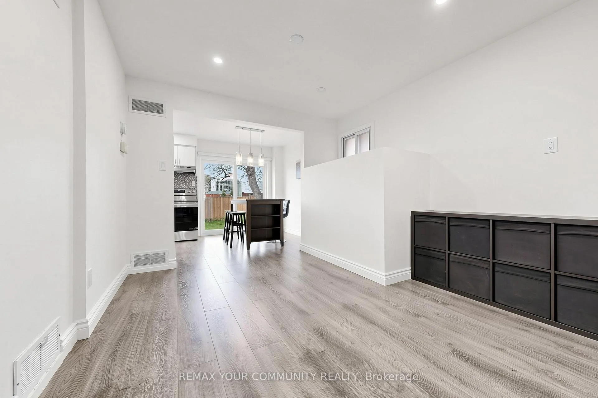 Photo 9 of Unit Upper, 63 Patrice Crescent, Vaughan, Crestwood-Springfarm-Yorkhill — HOMEH