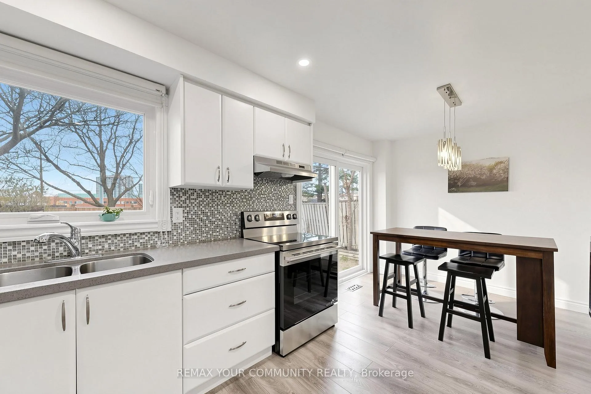 Photo 11 of Unit Upper, 63 Patrice Crescent, Vaughan, Crestwood-Springfarm-Yorkhill — HOMEH