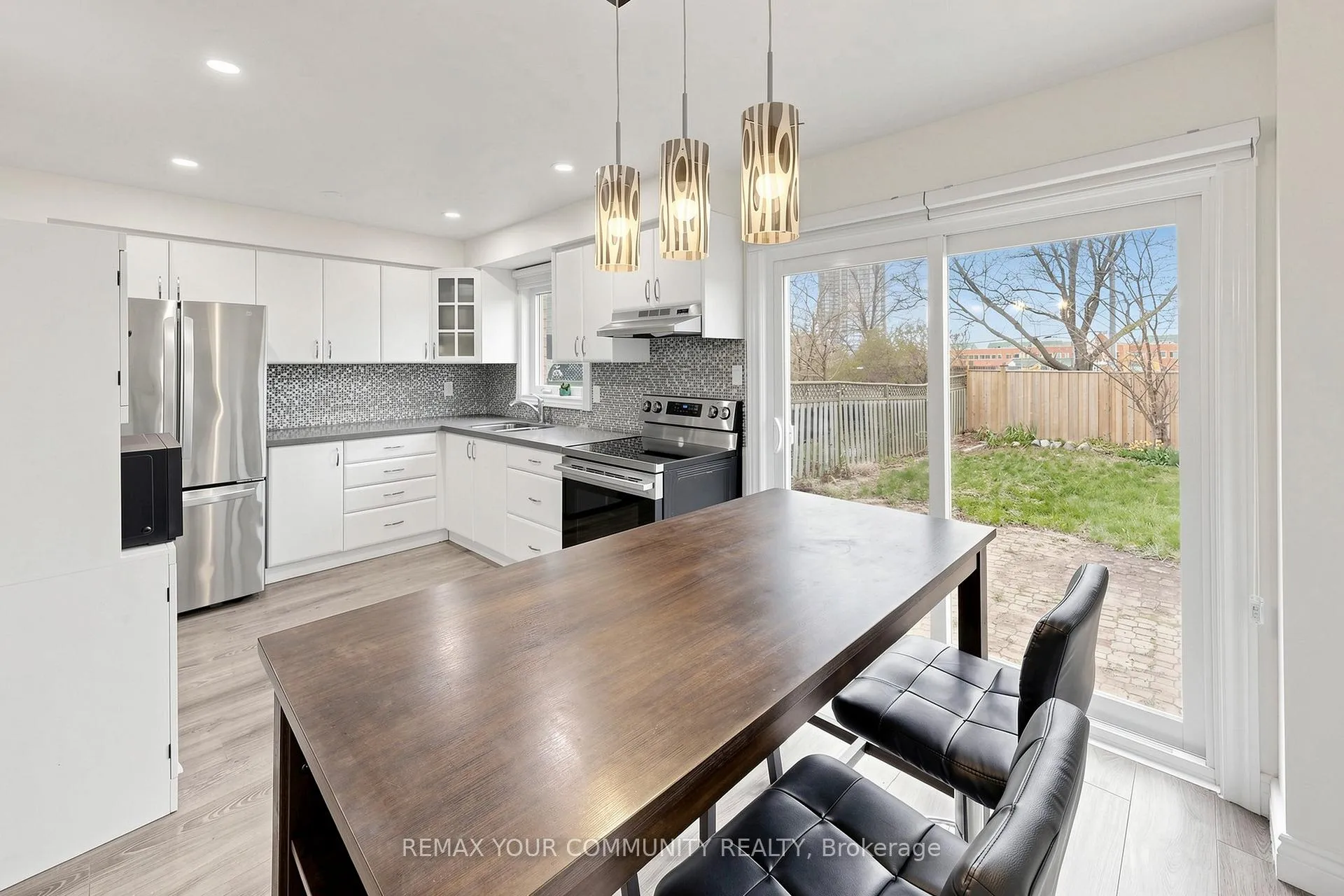 Photo 16 of Unit Upper, 63 Patrice Crescent, Vaughan, Crestwood-Springfarm-Yorkhill — HOMEH