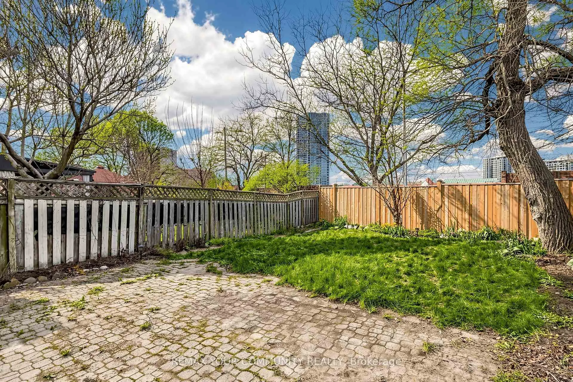 Photo 35 of Unit Upper, 63 Patrice Crescent, Vaughan, Crestwood-Springfarm-Yorkhill — HOMEH