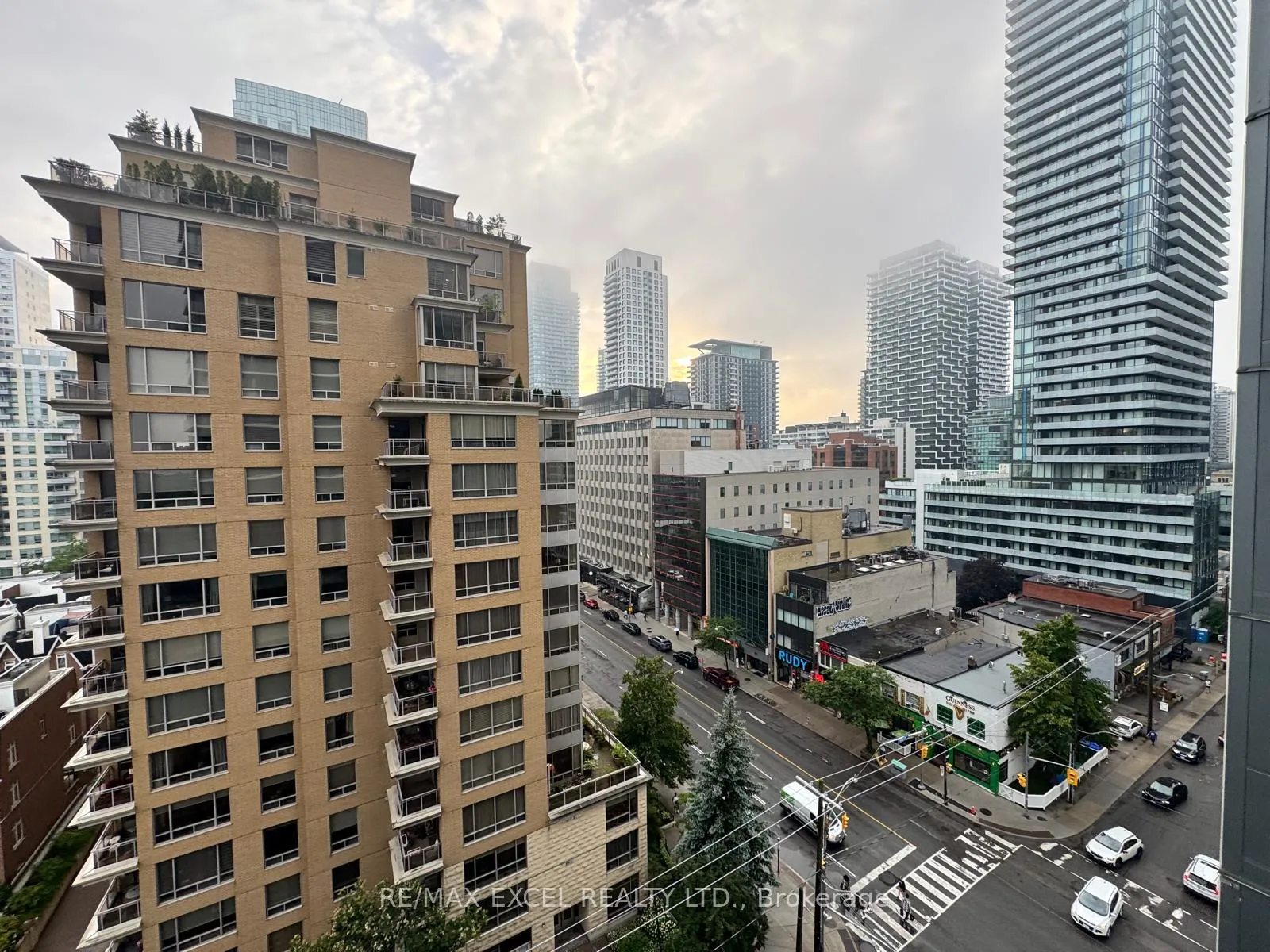 Photo 3 of Unit 1007, 125 Redpath Avenue, Toronto, Mount Pleasant West — HOMEH