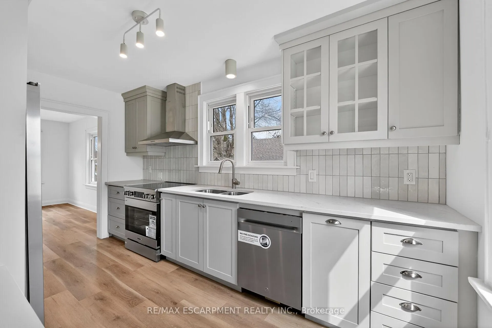 Photo 10 of 29 Rosemount Avenue, Port Colborne, Sugarloaf — HOMEH