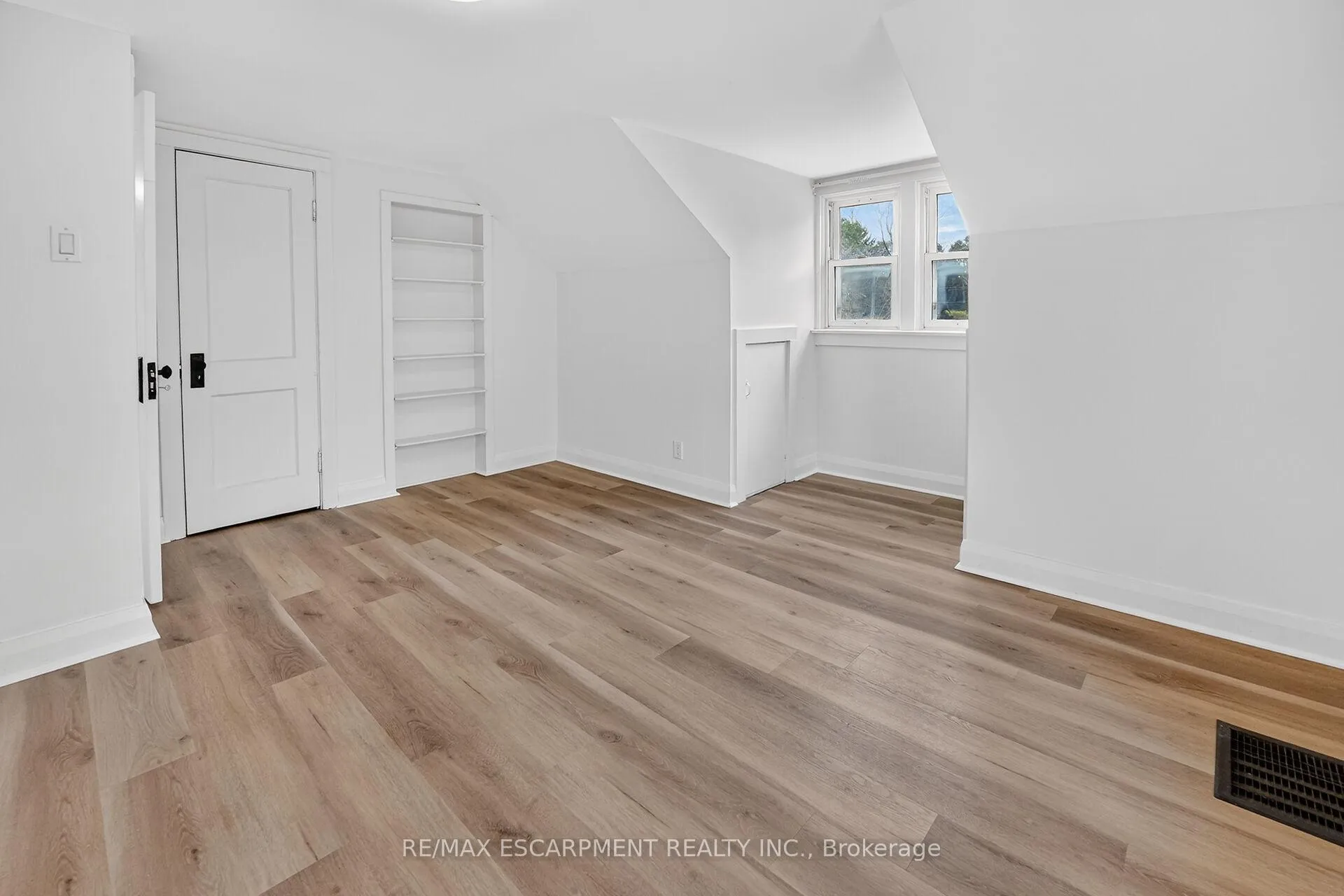 Photo 19 of 29 Rosemount Avenue, Port Colborne, Sugarloaf — HOMEH