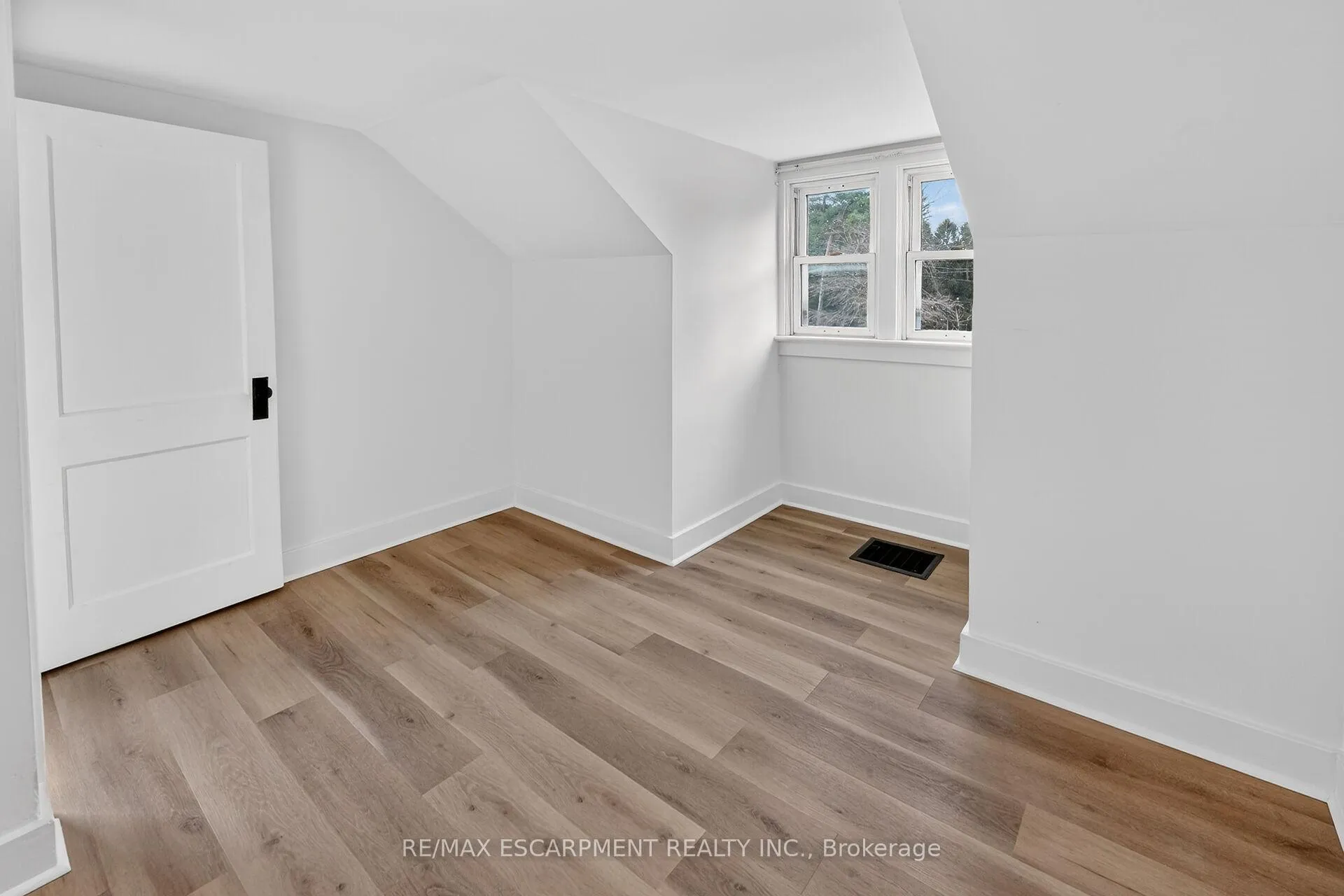 Photo 21 of 29 Rosemount Avenue, Port Colborne, Sugarloaf — HOMEH
