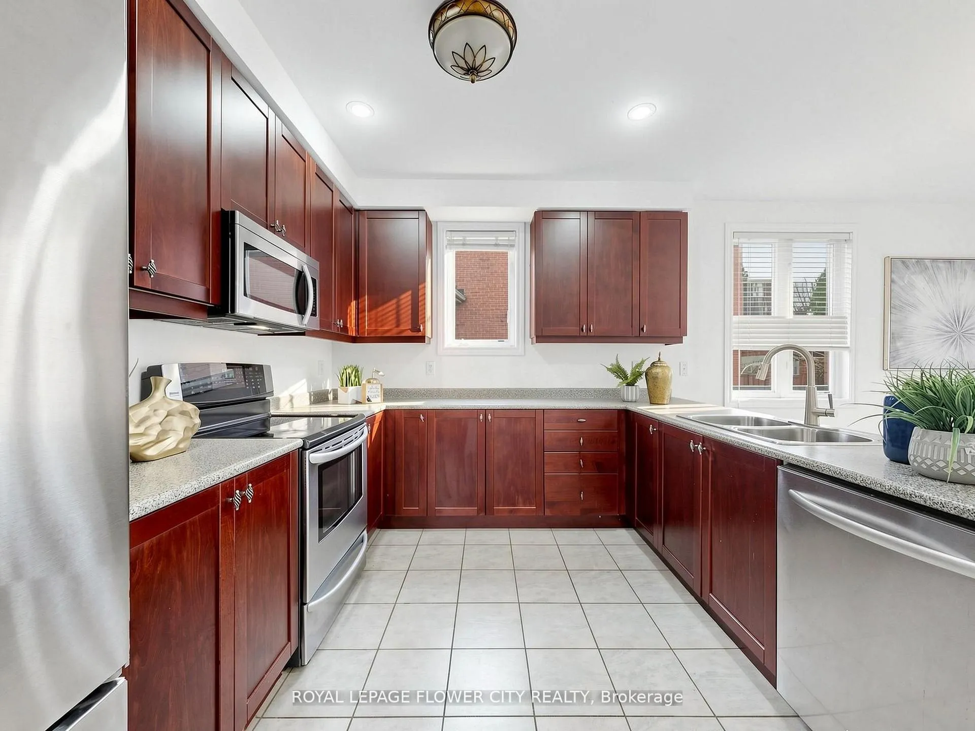 Photo 11 of 2 Don Morris Court, Clarington, Bowmanville — HOMEH