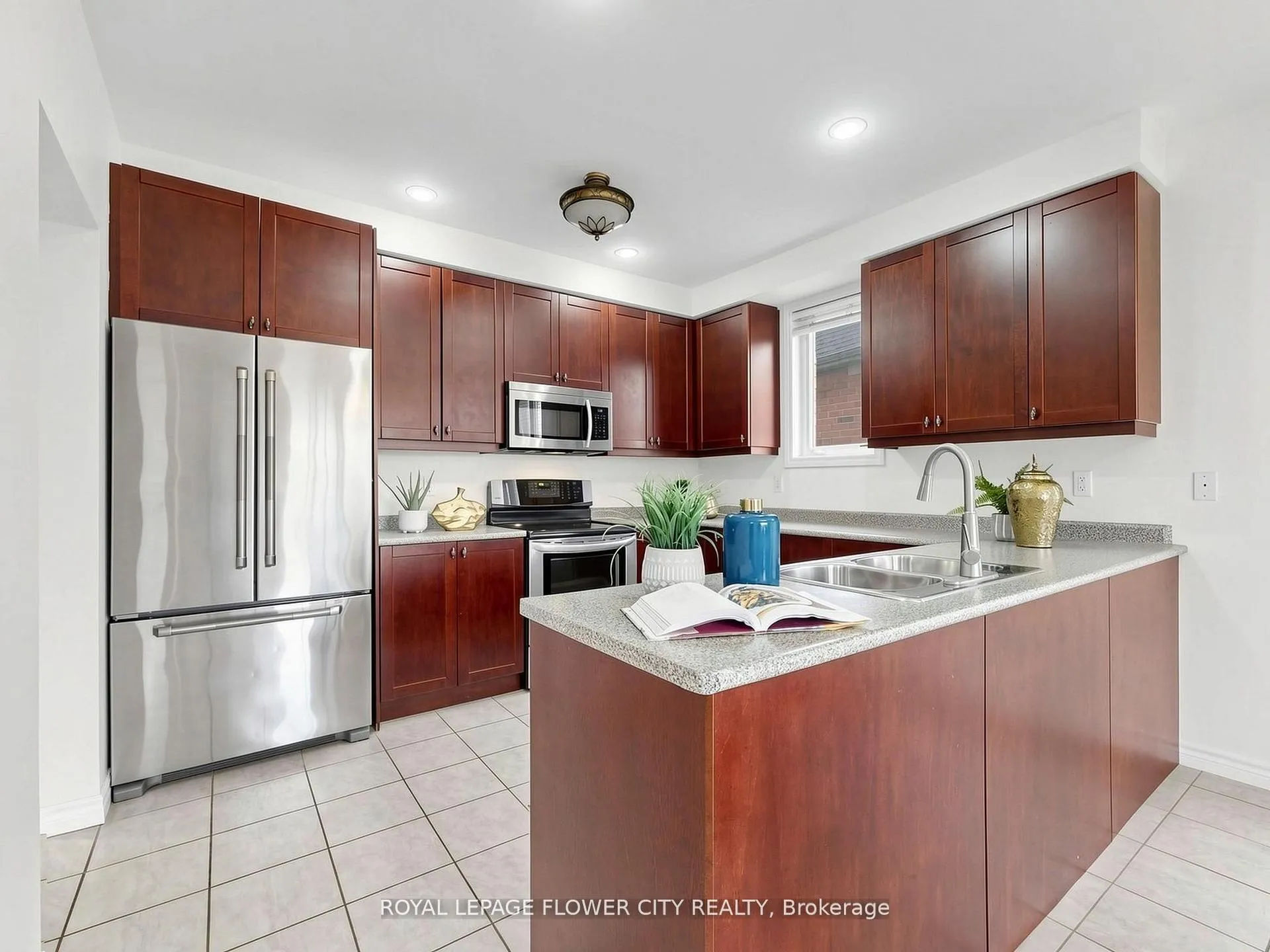 Photo 12 of 2 Don Morris Court, Clarington, Bowmanville — HOMEH