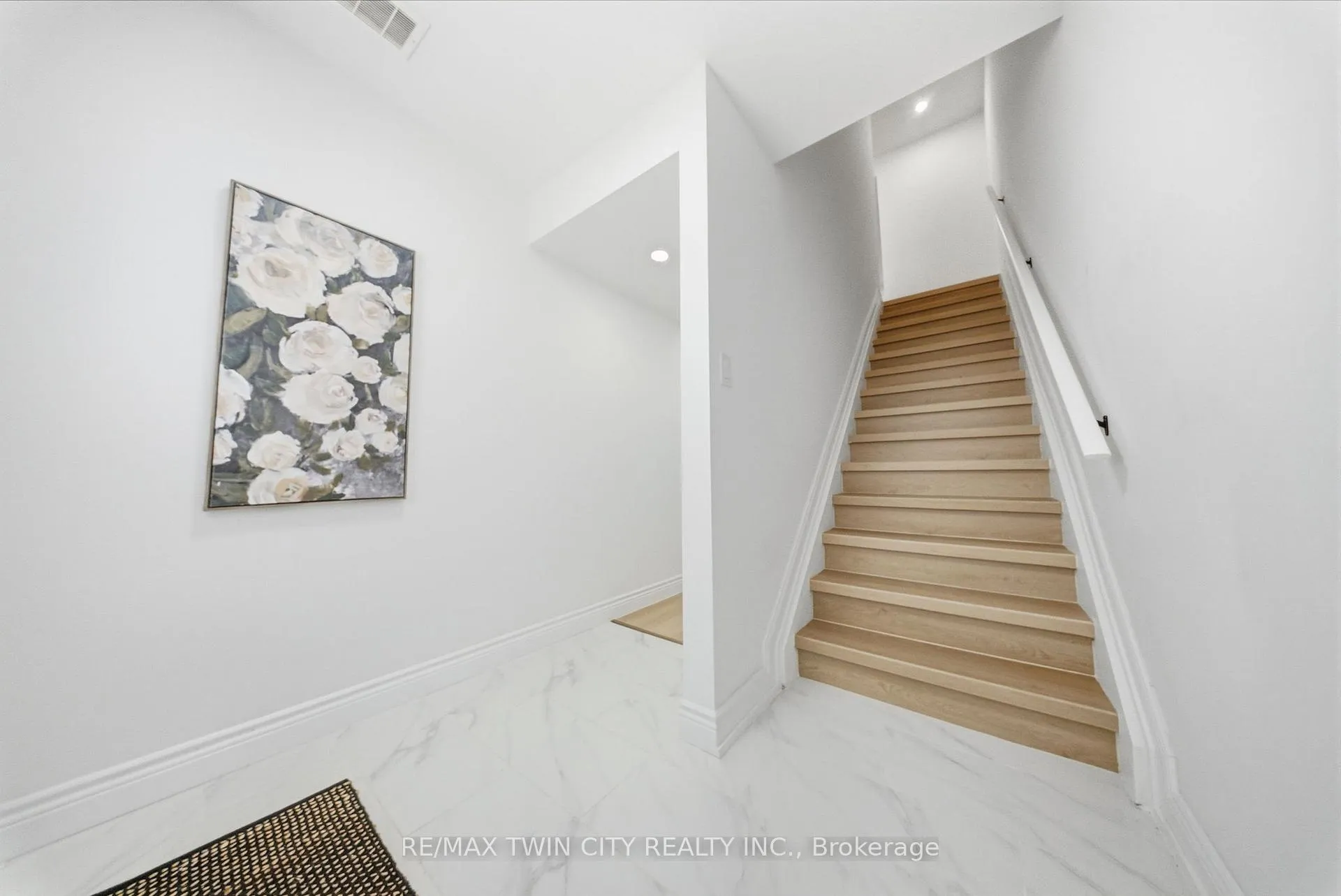Photo 2 of 47 Walnut Street, Brantford — HOMEH