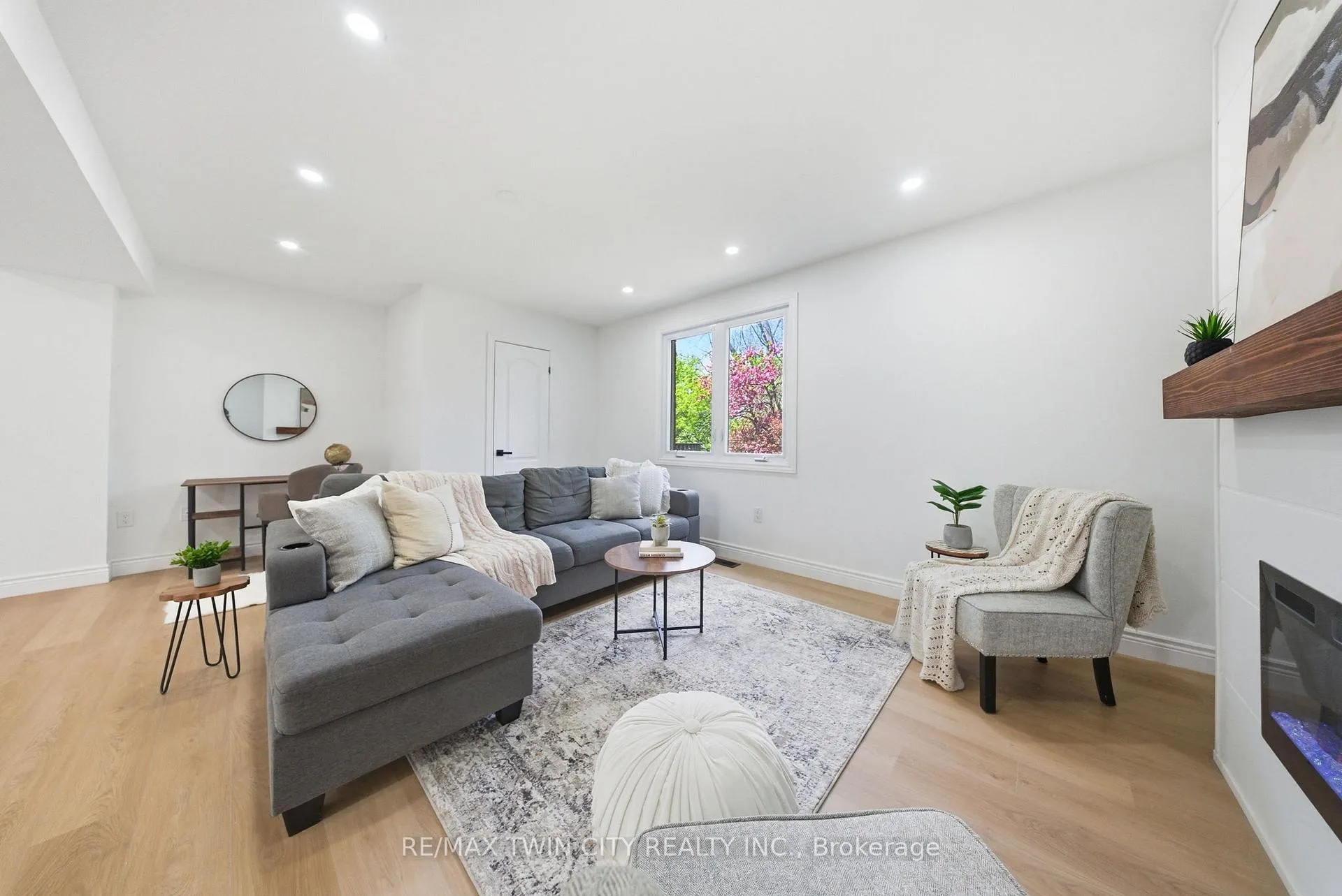 Photo 5 of 47 Walnut Street, Brantford — HOMEH