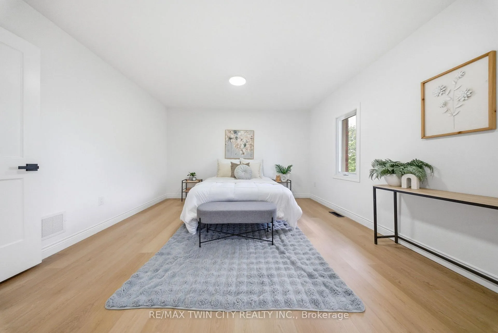 Photo 19 of 47 Walnut Street, Brantford — HOMEH