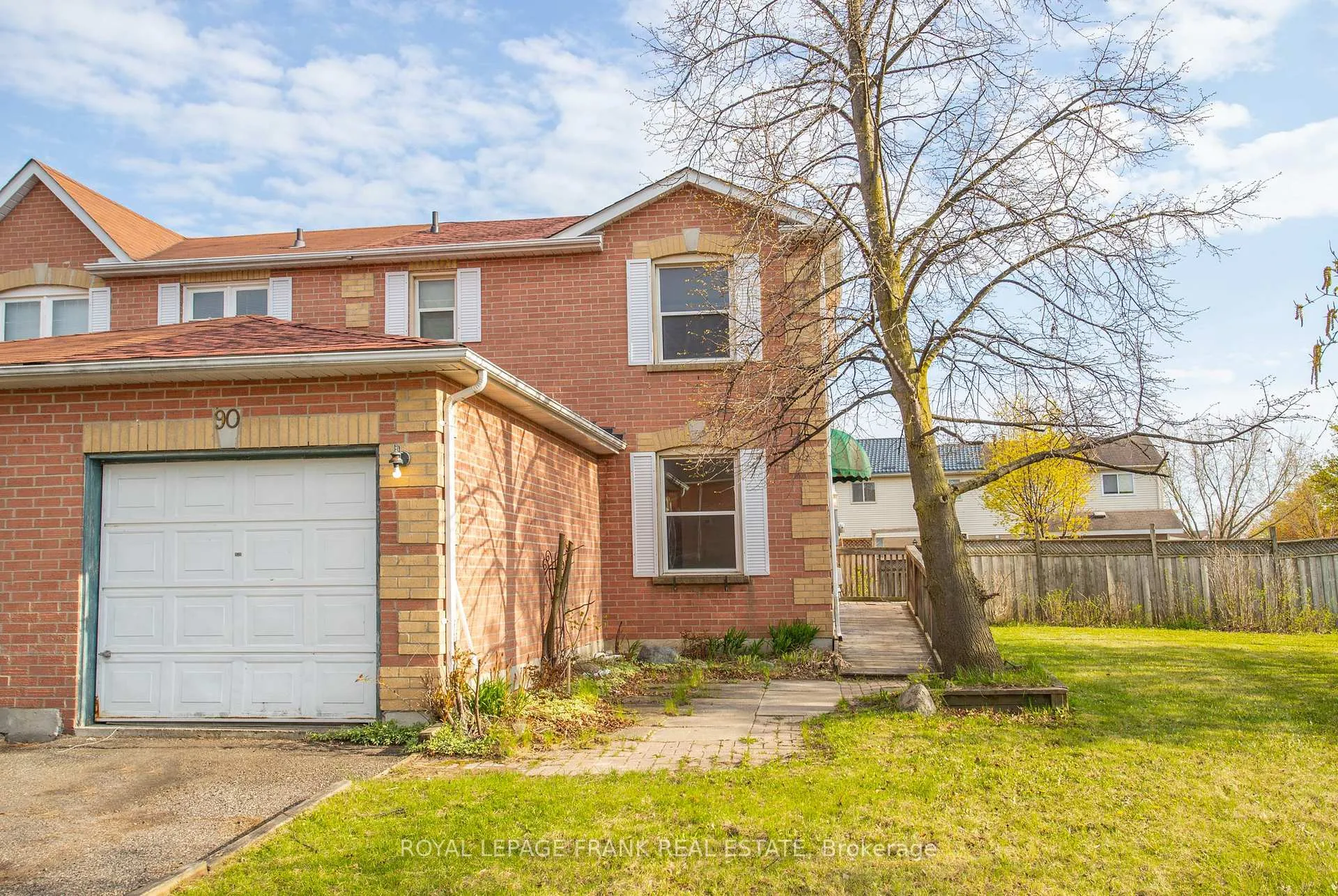 Photo 3 of 90 Hillhurst Crescent, Clarington, Courtice — HOMEH