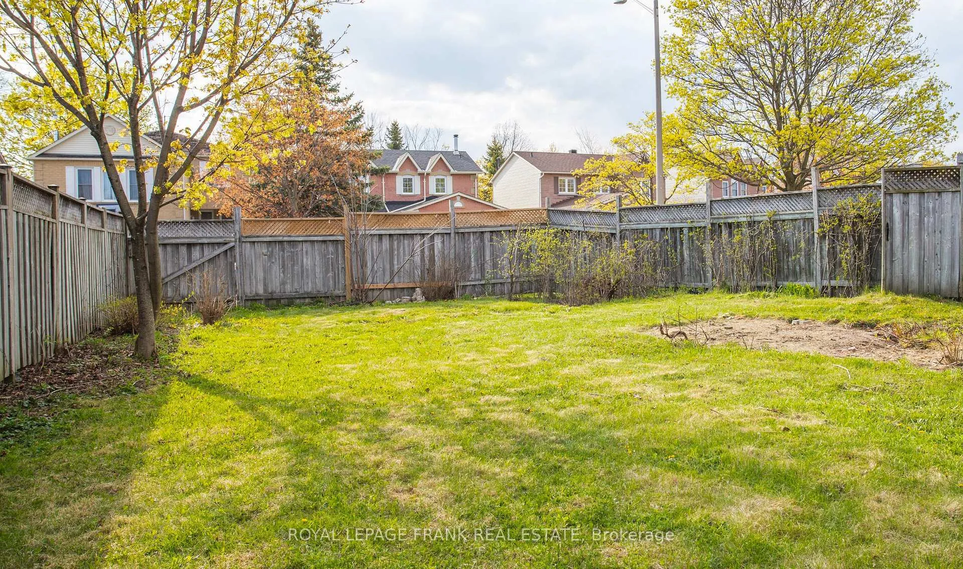 Photo 4 of 90 Hillhurst Crescent, Clarington, Courtice — HOMEH