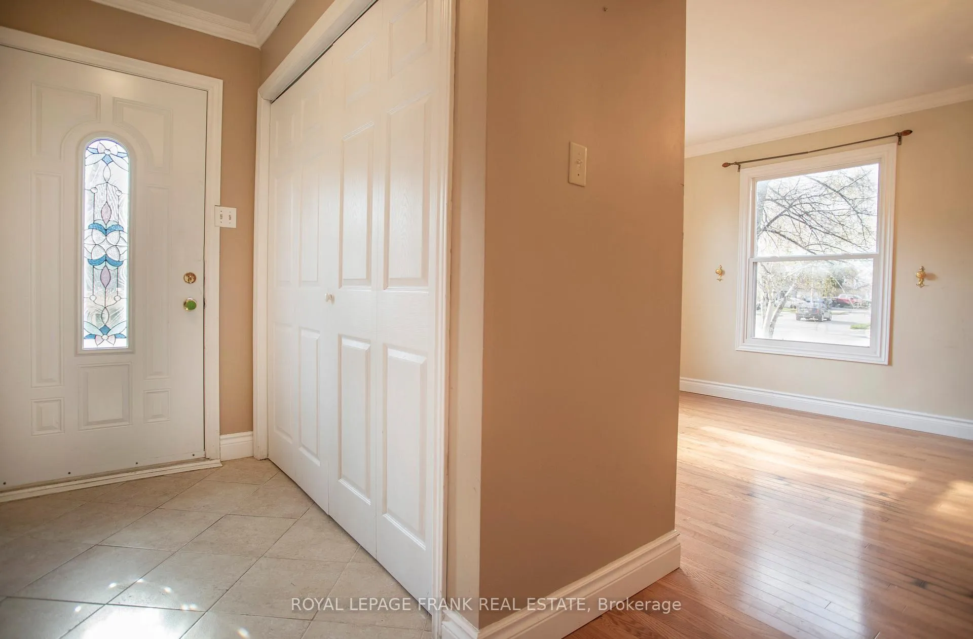 Photo 5 of 90 Hillhurst Crescent, Clarington, Courtice — HOMEH