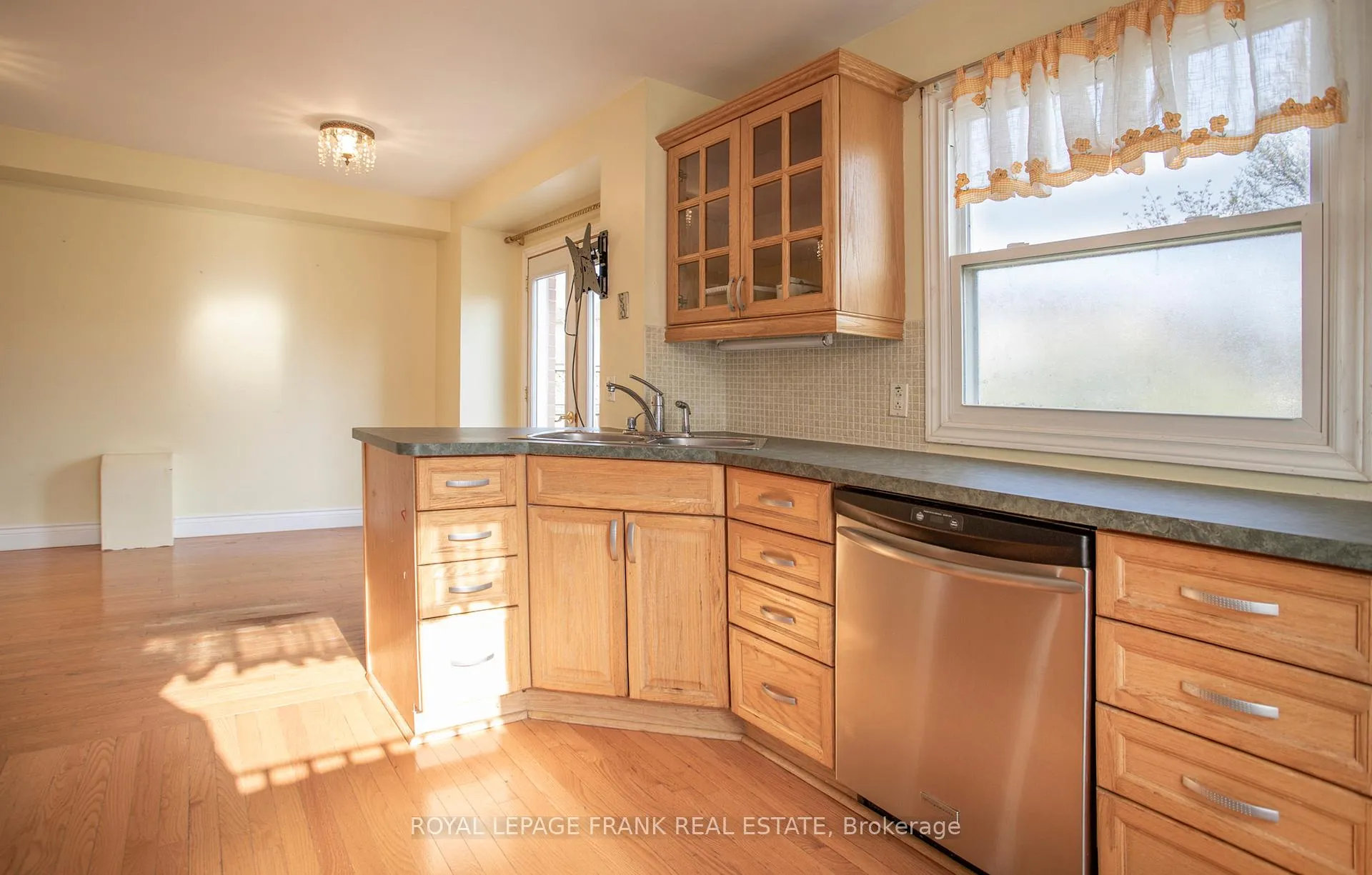 Photo 14 of 90 Hillhurst Crescent, Clarington, Courtice — HOMEH