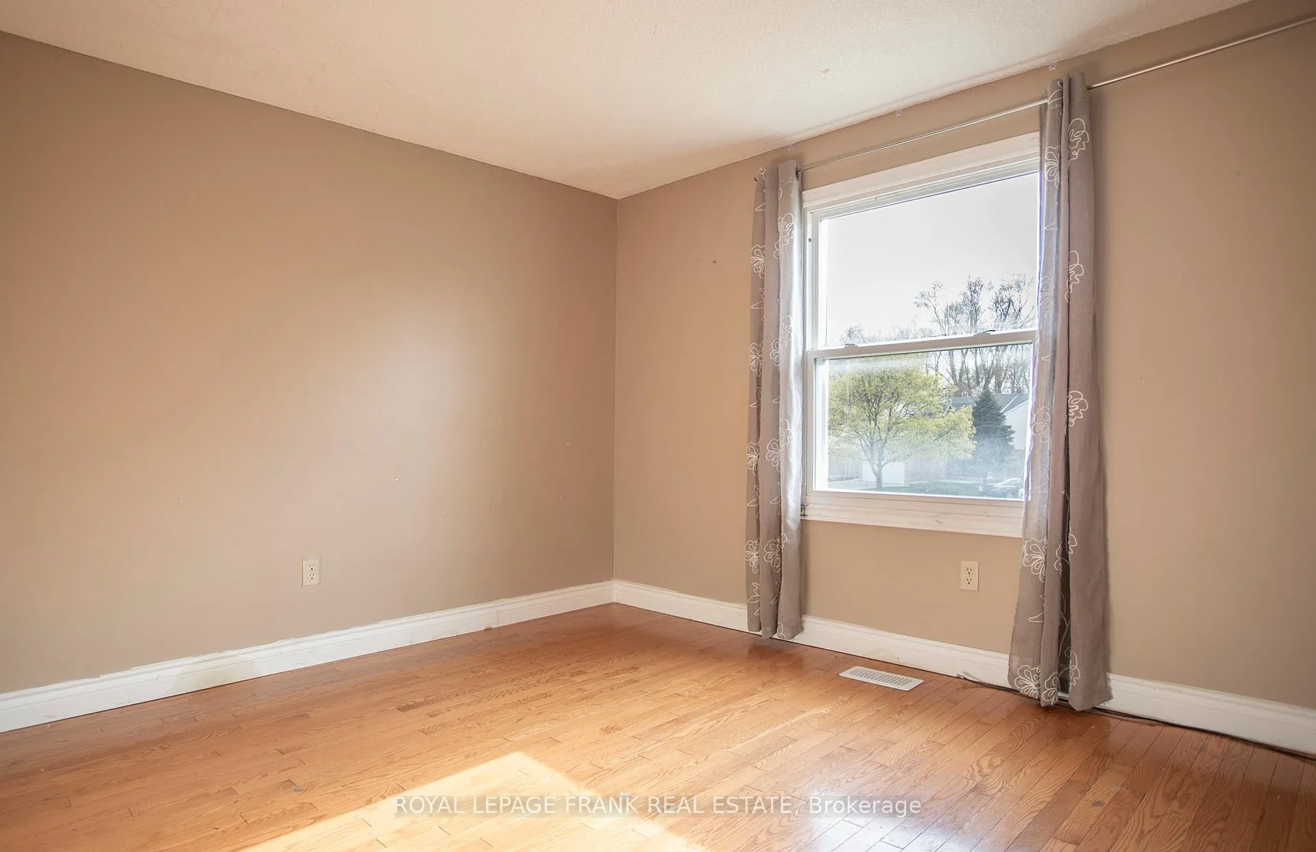 Photo 18 of 90 Hillhurst Crescent, Clarington, Courtice — HOMEH