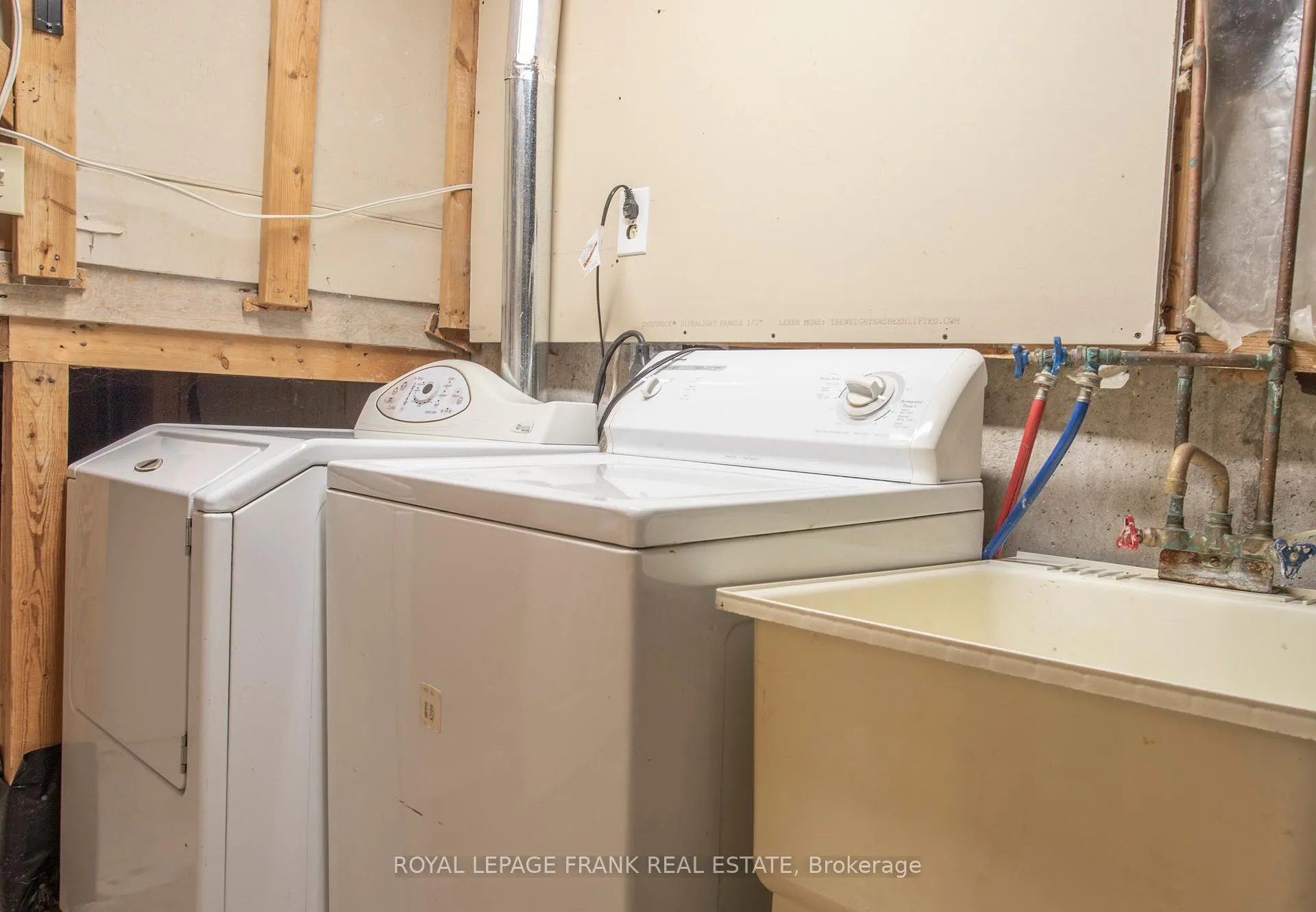 Photo 24 of 90 Hillhurst Crescent, Clarington, Courtice — HOMEH