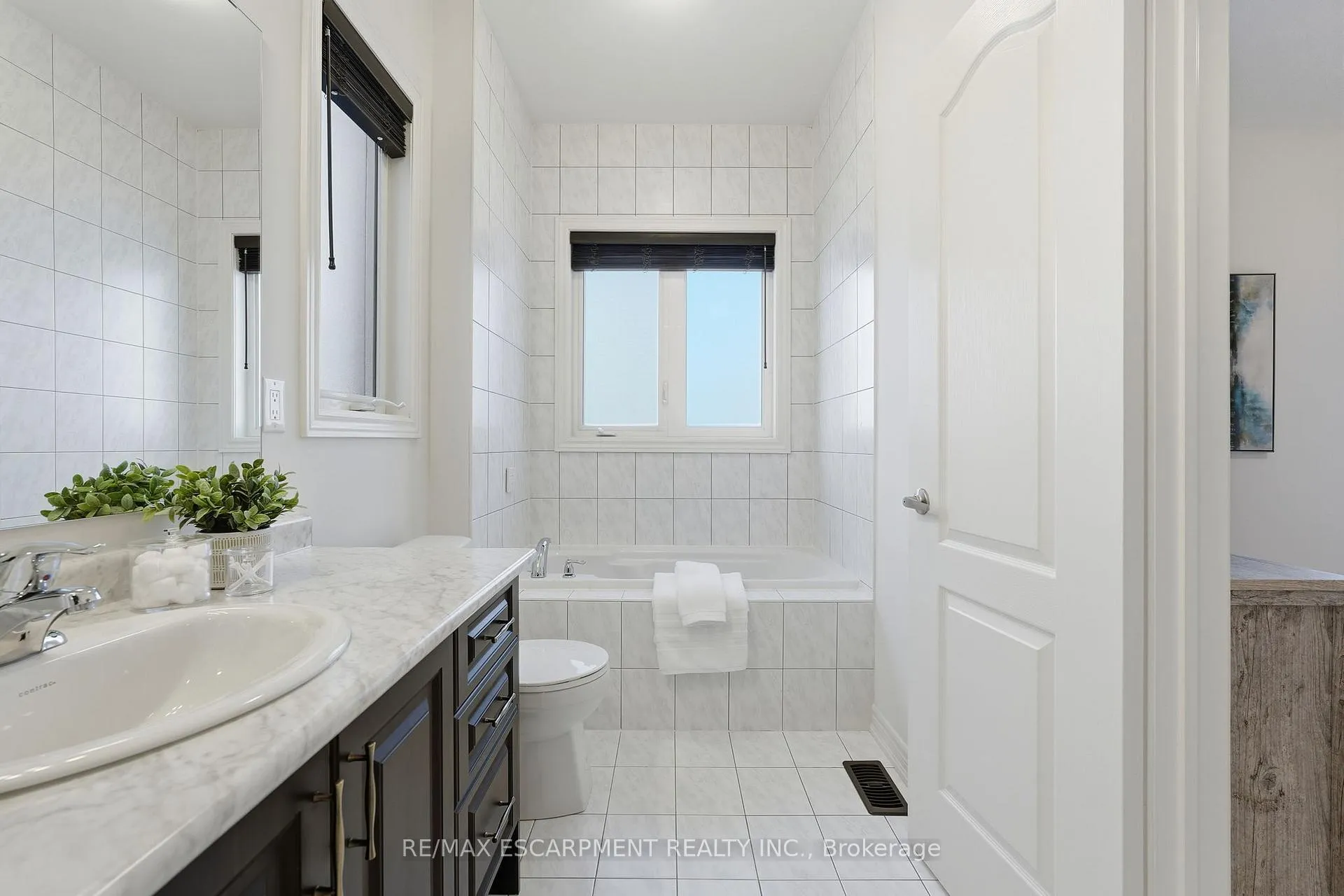 Photo 23 of 33 Mountain Heights Place, Hamilton, Waterdown — HOMEH