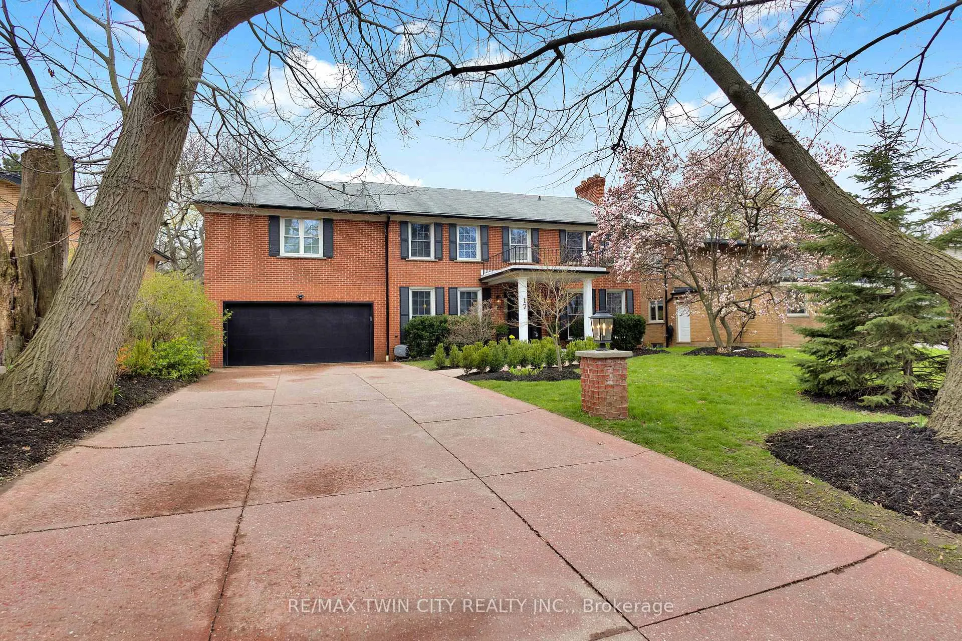 Photo 2 of 17 Braemar Place, Hamilton, Mohawk — HOMEH