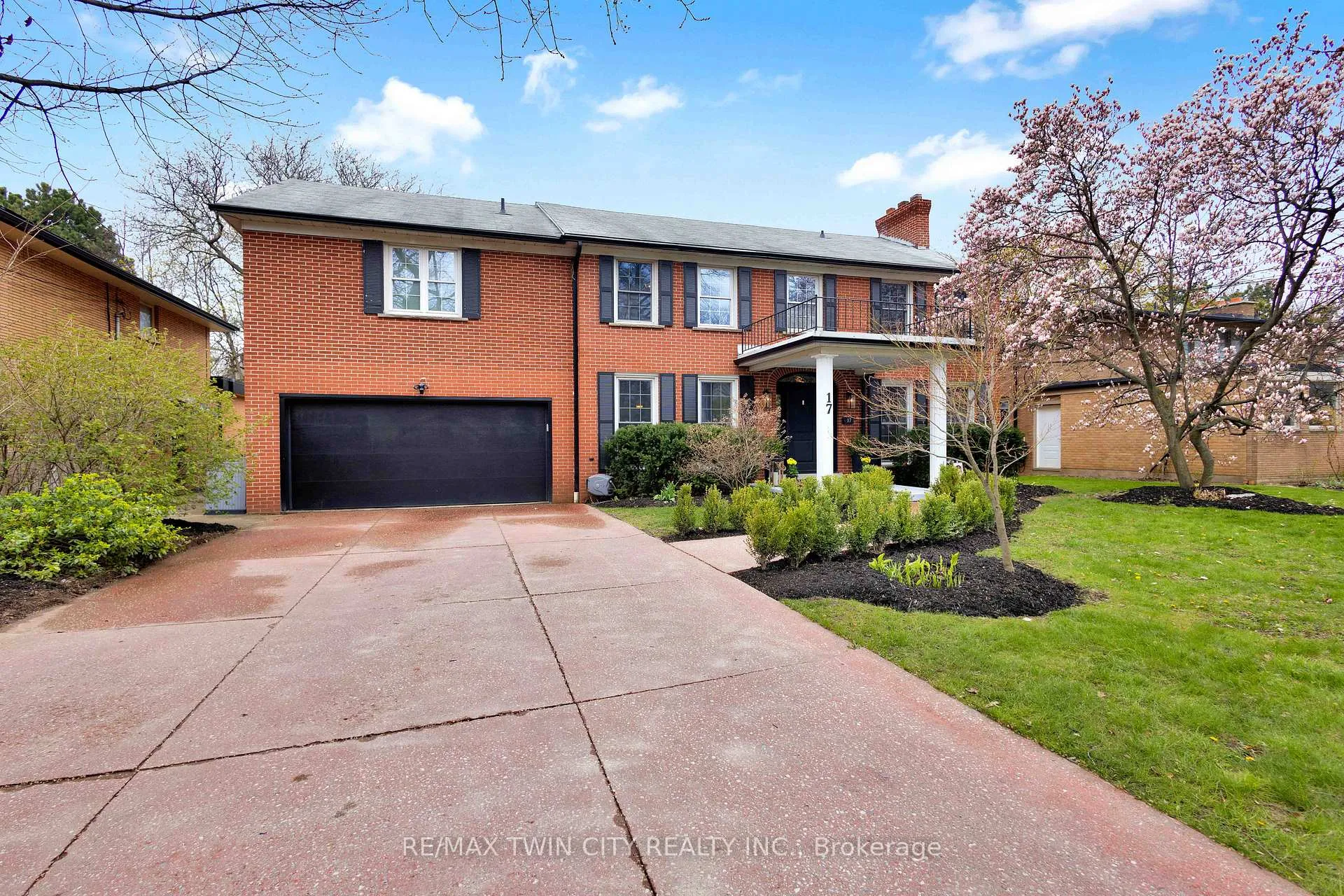 Photo 3 of 17 Braemar Place, Hamilton, Mohawk — HOMEH