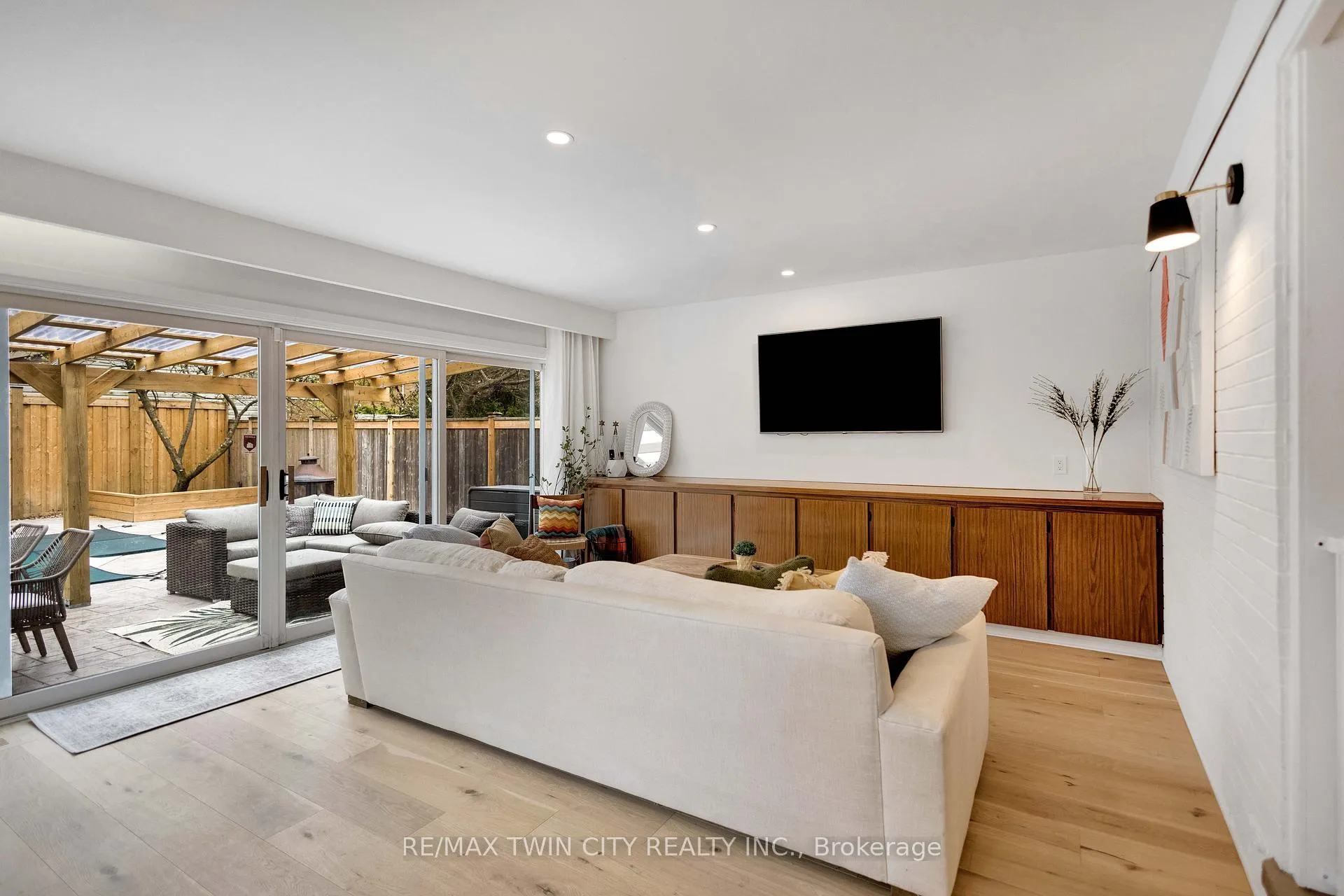 Photo 16 of 17 Braemar Place, Hamilton, Mohawk — HOMEH