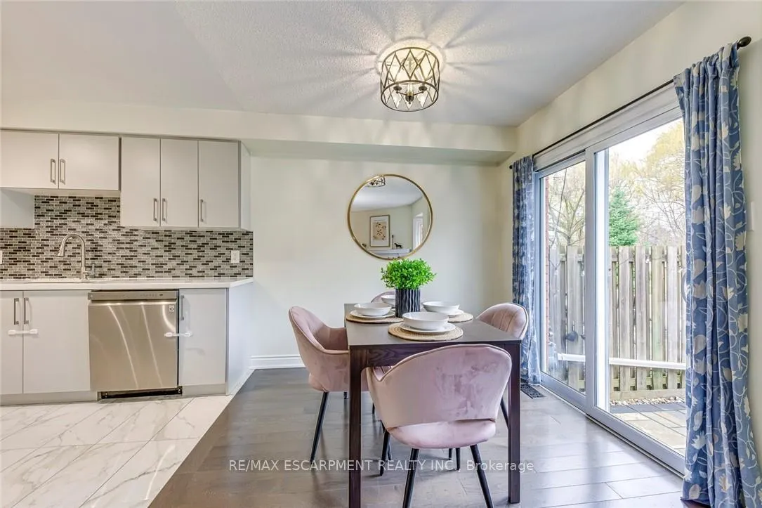 Photo 7 of Unit 10, 3115 New Street, Burlington, Roseland — HOMEH