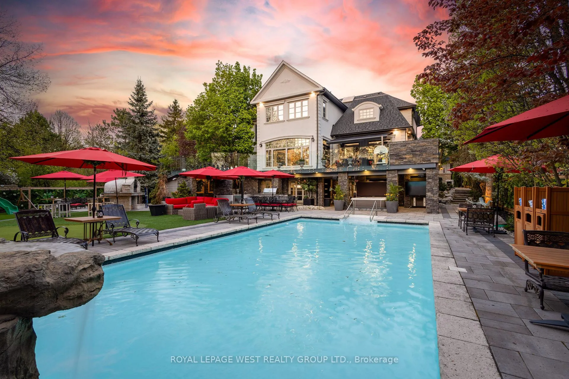 Photo 3 of 24 Mcarthur Heights, Brampton, Snelgrove — HOMEH