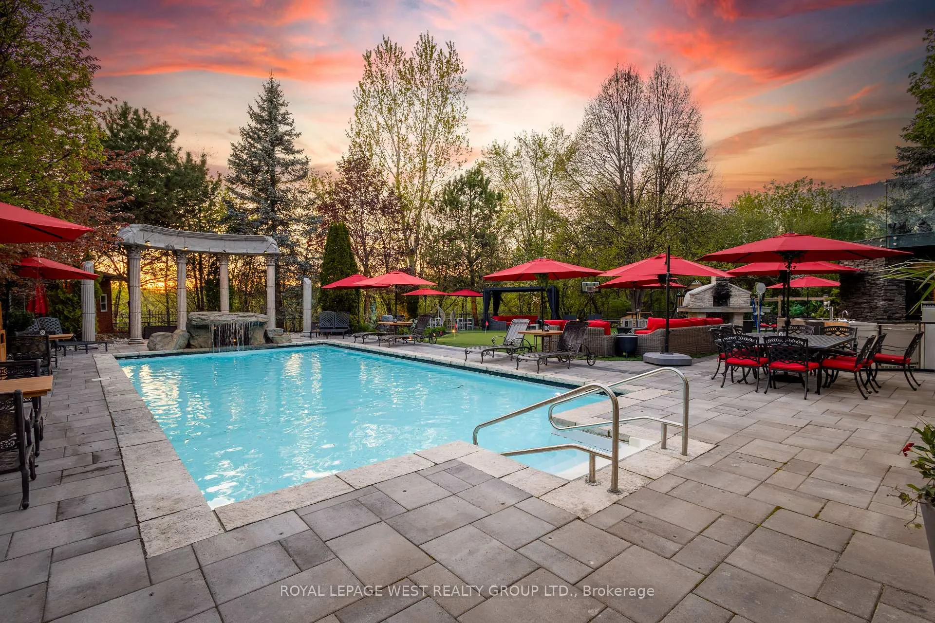 Photo 4 of 24 Mcarthur Heights, Brampton, Snelgrove — HOMEH