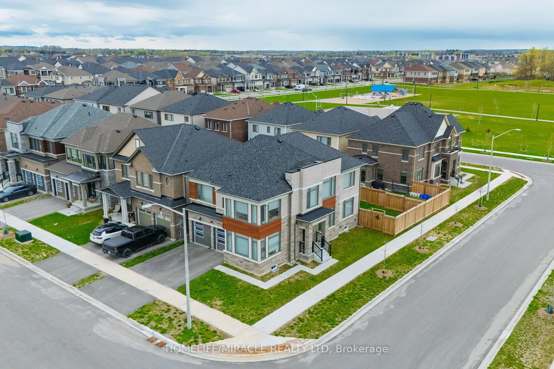 Photo 2 of 17 Ludlow Drive, Barrie, Rural Barrie Southeast — HOMEH