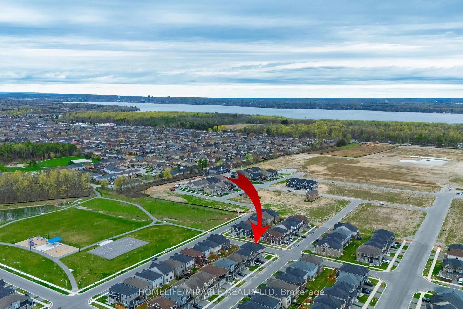 Photo 4 of 17 Ludlow Drive, Barrie, Rural Barrie Southeast — HOMEH