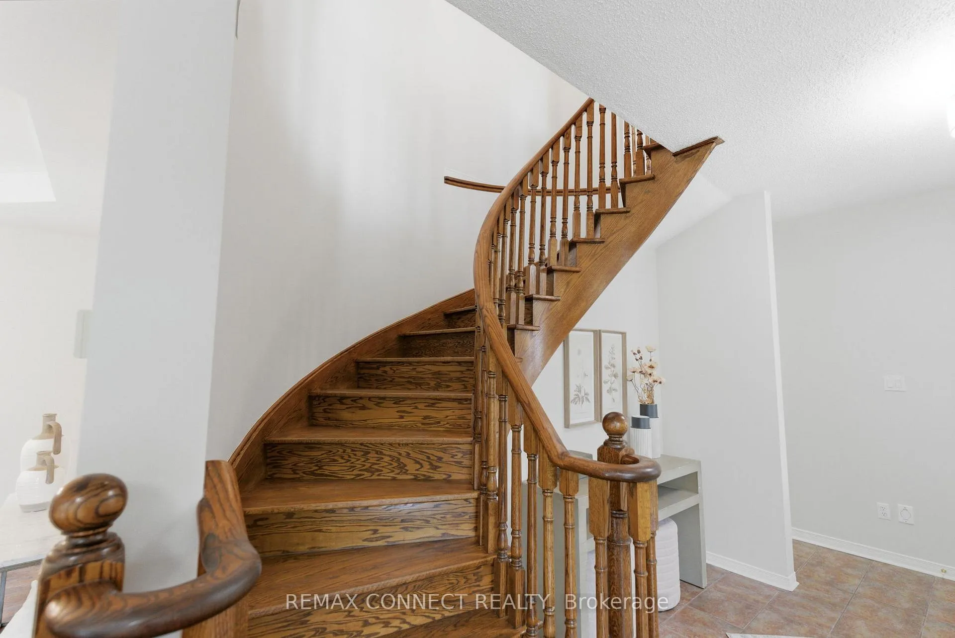 Photo 19 of 16 White Cedar Drive, Markham, Legacy — HOMEH