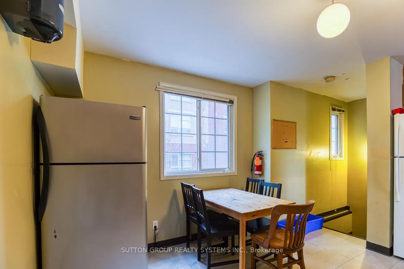 Photo 3 of 360 Erb Street W, Waterloo, Maple Hills — HOMEH