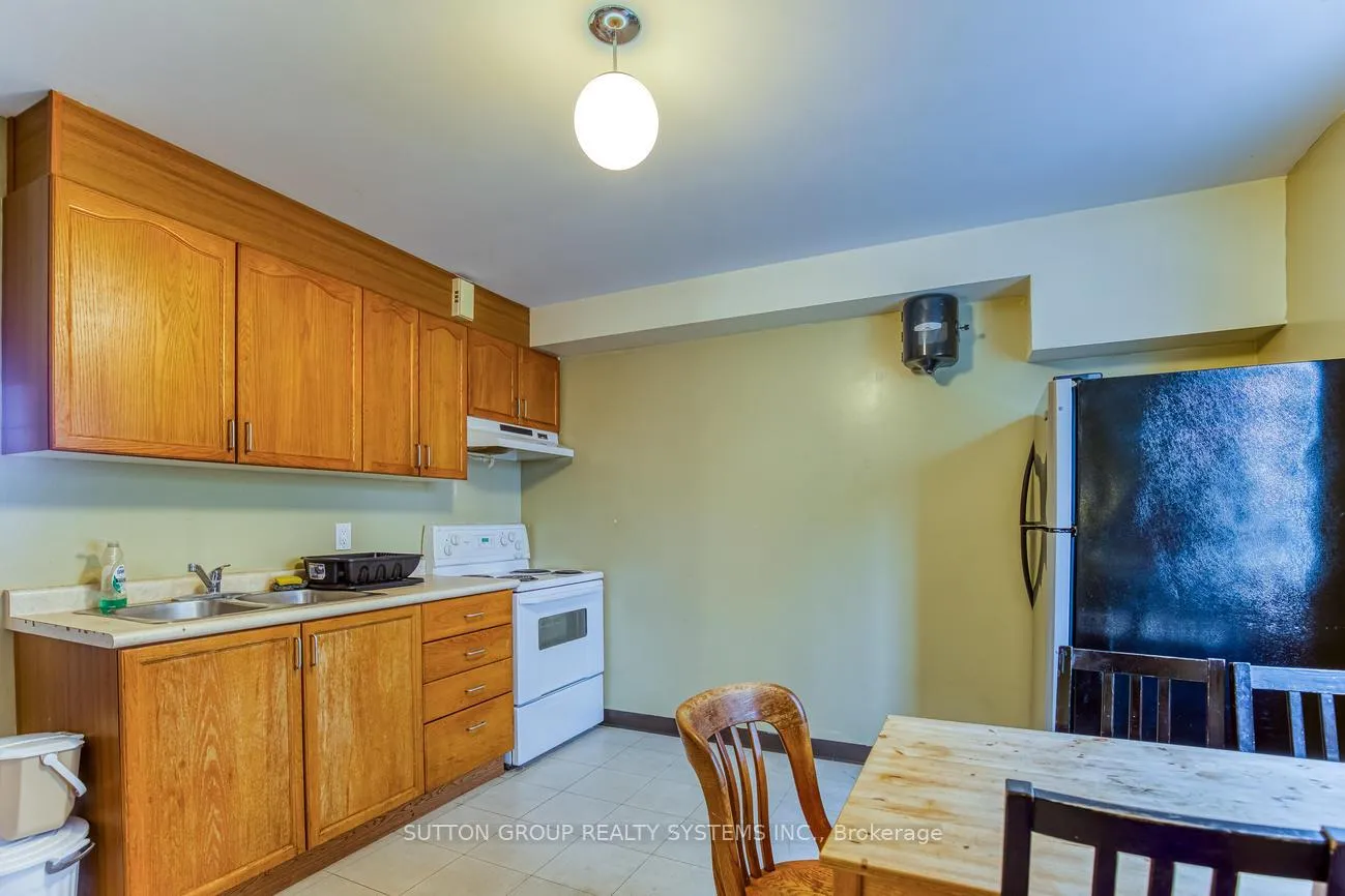 Photo 4 of 360 Erb Street W, Waterloo, Maple Hills — HOMEH