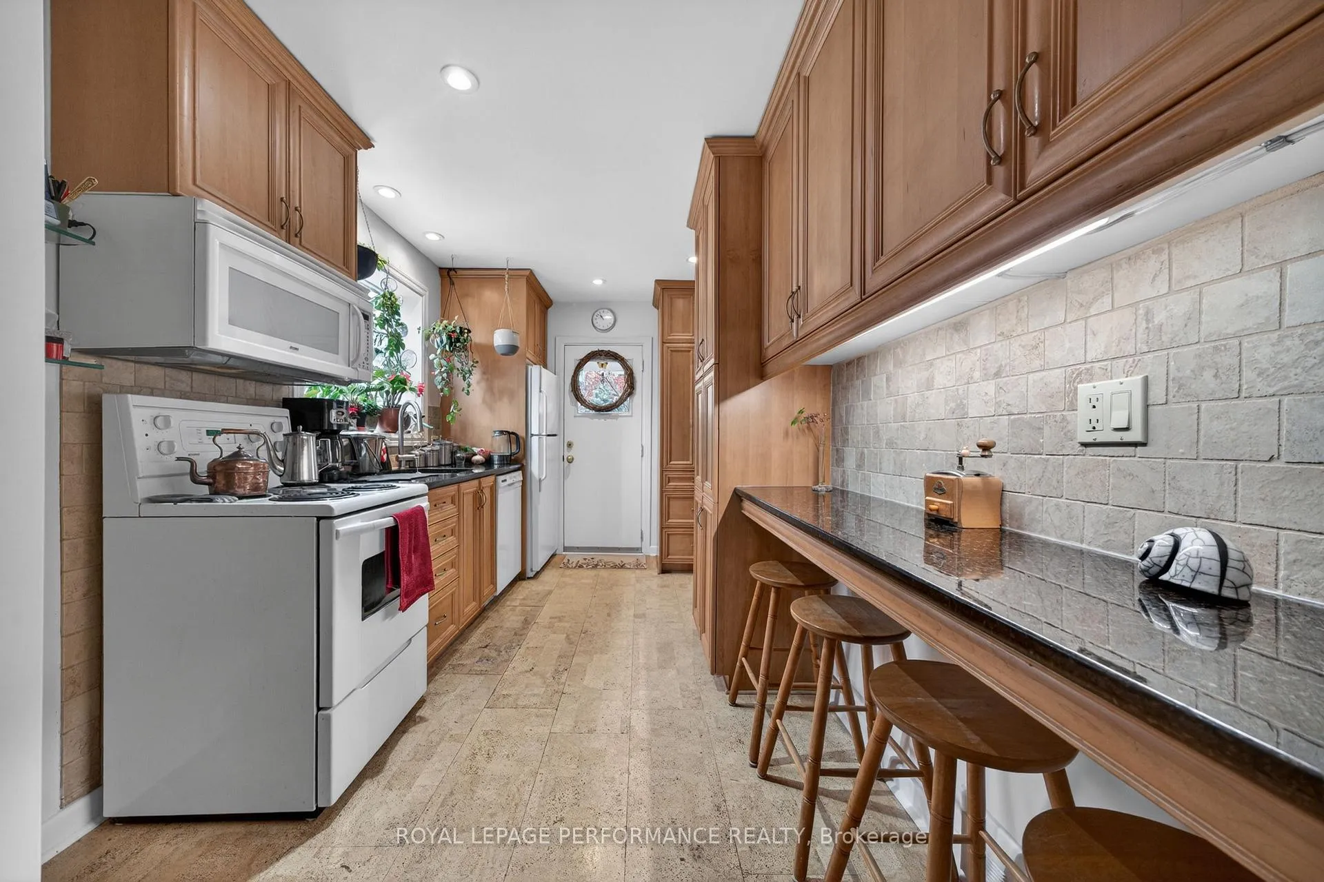 Photo 17 of 176 Compton Avenue, Ottawa, Woodroffe — HOMEH