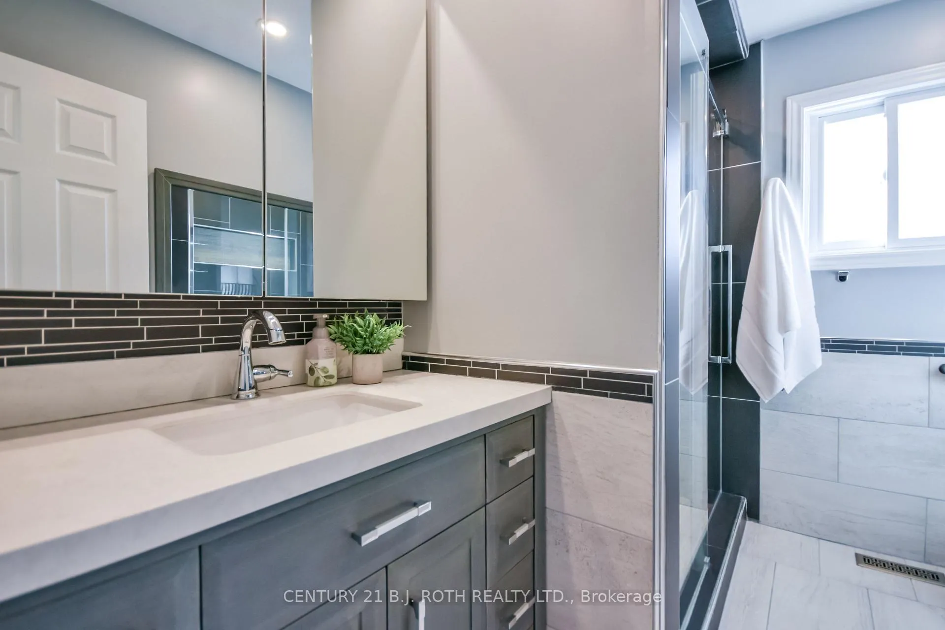 Photo 20 of 2246 Richardson Street, Innisfil, Stroud — HOMEH