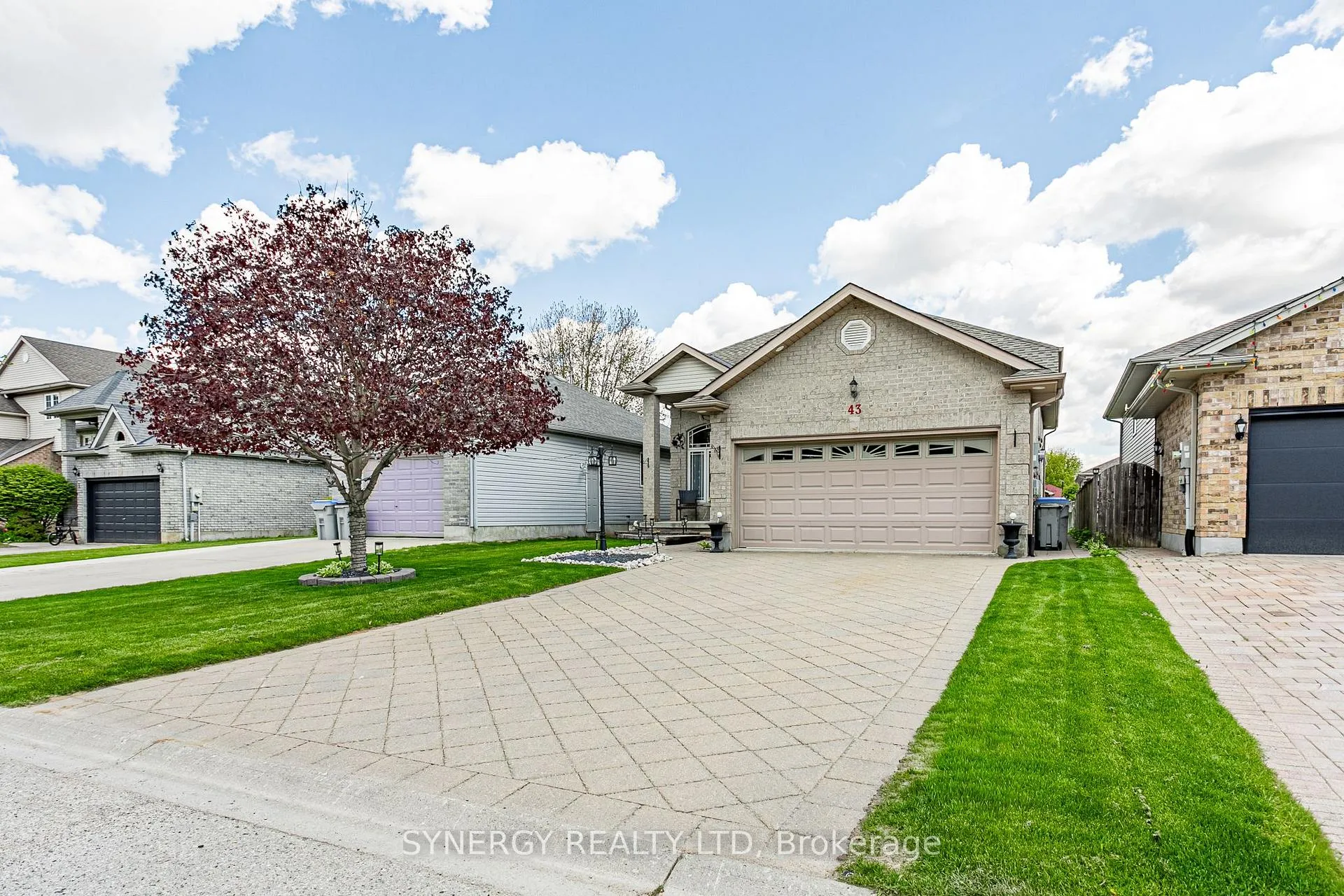 Photo 3 of 43 Juniper Crescent, Strathroy-Caradoc, SE — HOMEH