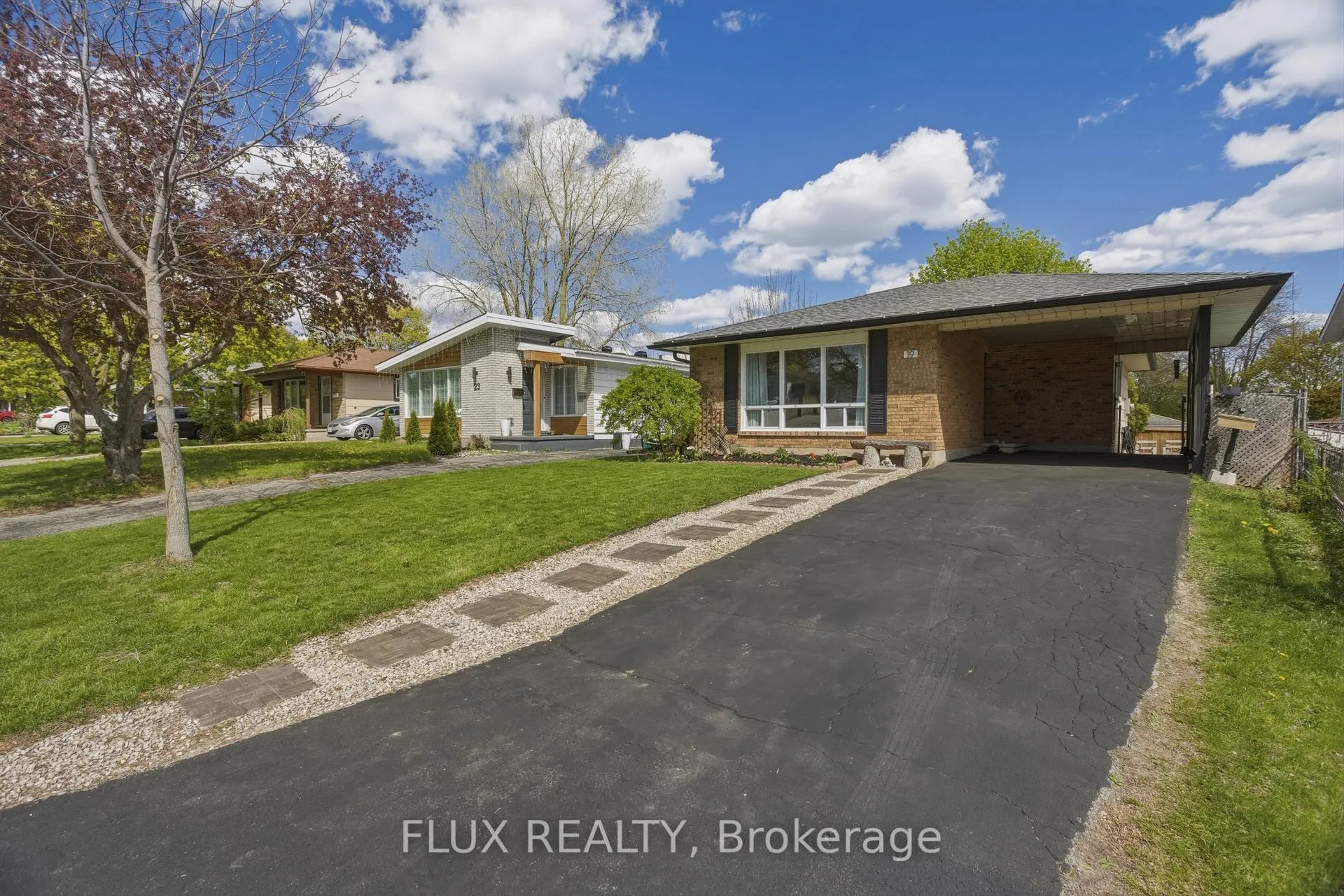 Photo 2 of 19 Greendale Crescent, Waterloo — HOMEH