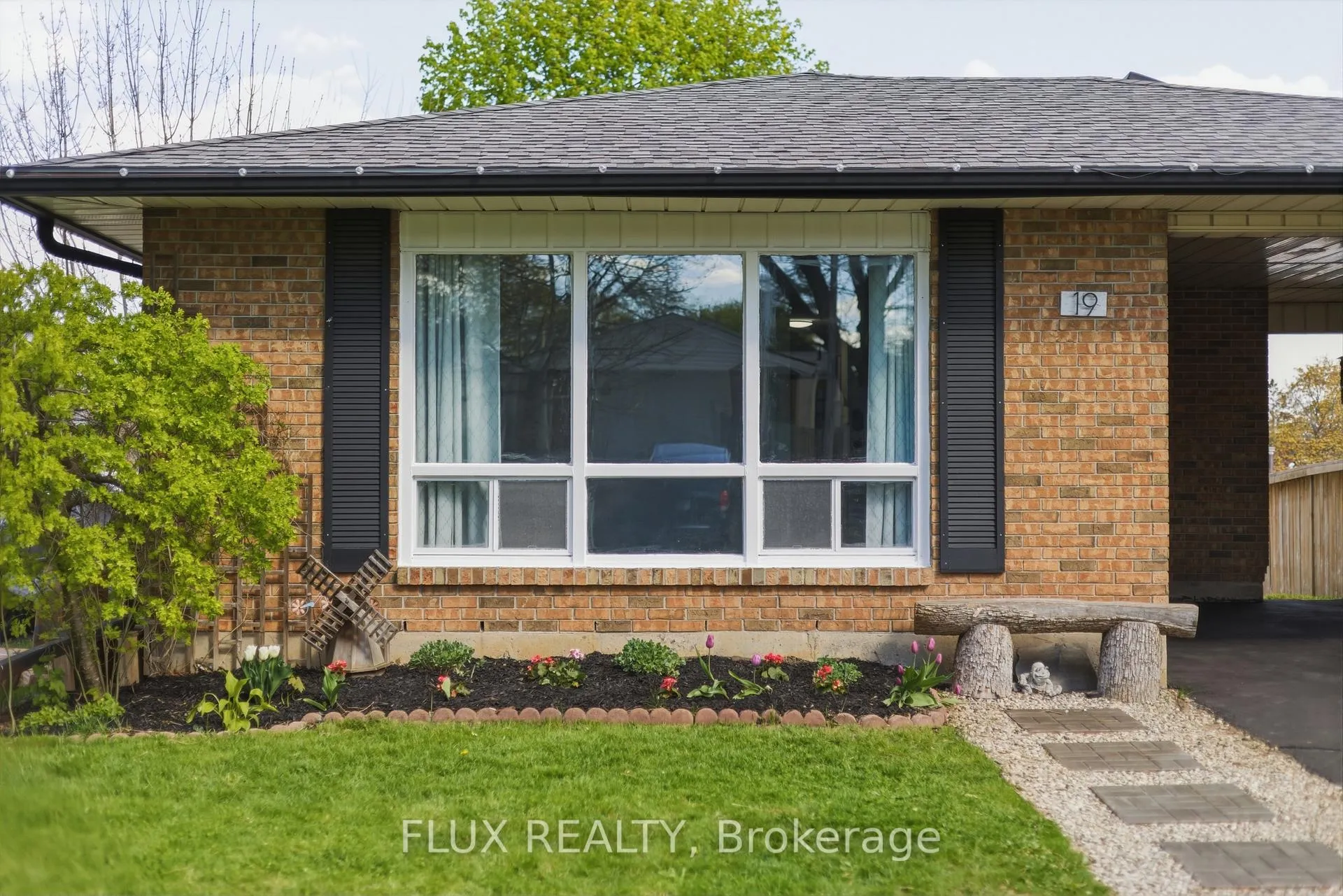 Photo 4 of 19 Greendale Crescent, Waterloo — HOMEH