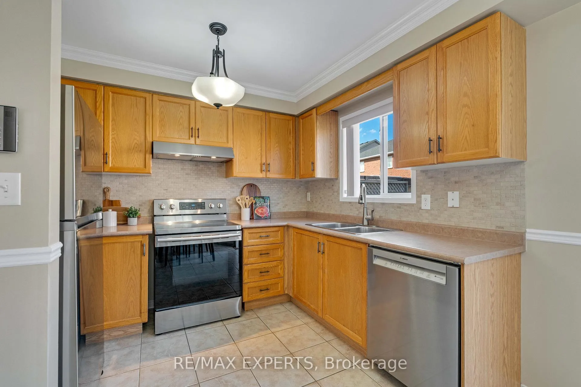 Photo 10 of 15 Mount Hope Road, Caledon, Bolton North — HOMEH