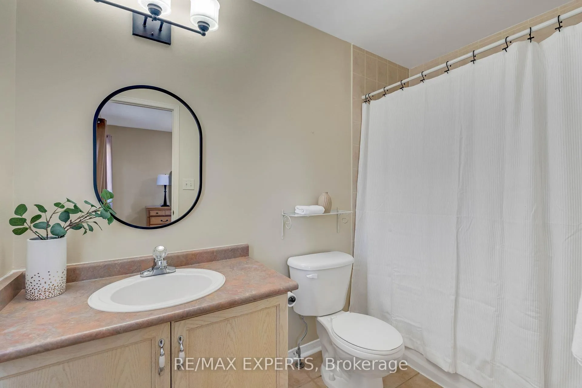 Photo 17 of 15 Mount Hope Road, Caledon, Bolton North — HOMEH