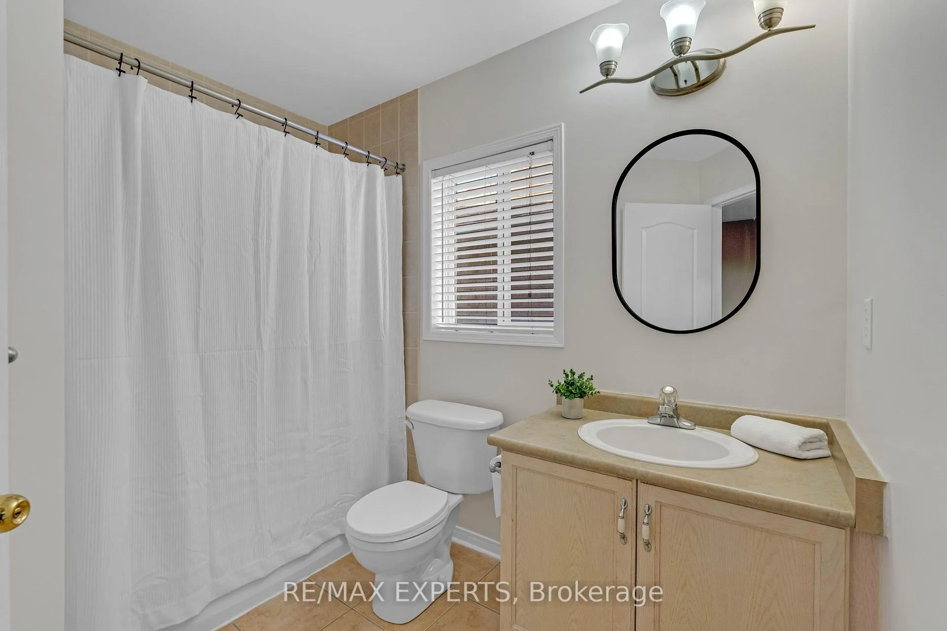 Photo 21 of 15 Mount Hope Road, Caledon, Bolton North — HOMEH