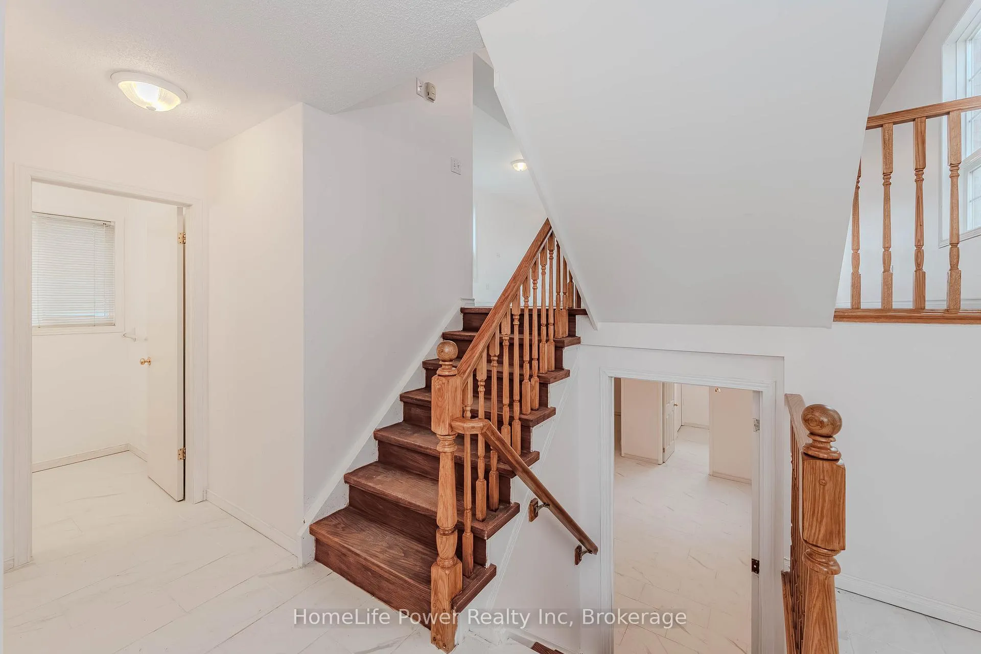 Photo 5 of 4 Darling Crescent, Guelph, Pineridge/Westminster Woods — HOMEH
