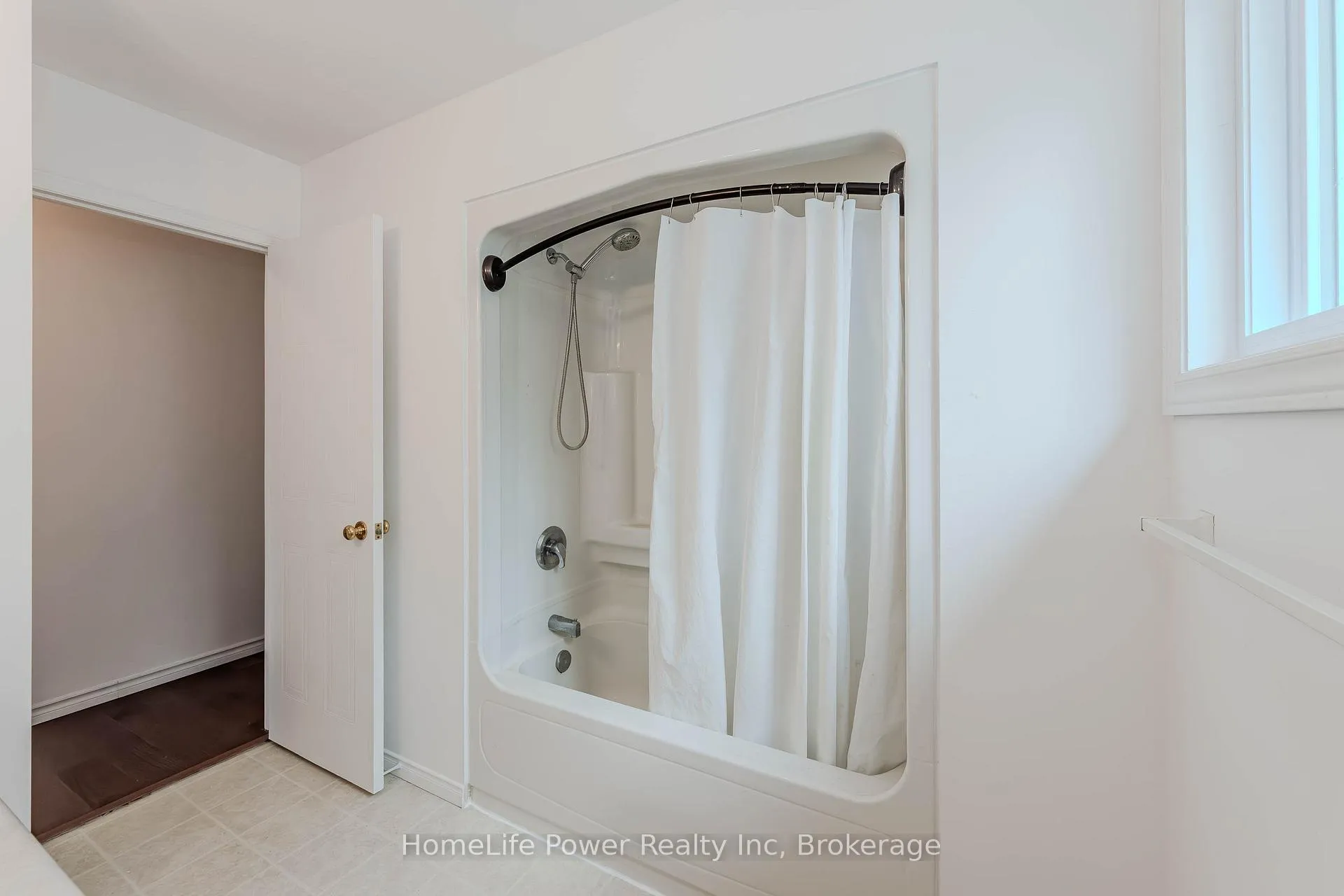 Photo 34 of 4 Darling Crescent, Guelph, Pineridge/Westminster Woods — HOMEH