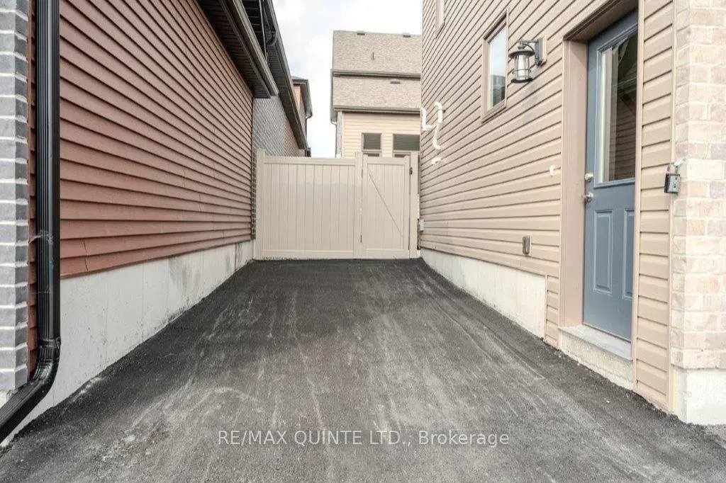 Photo 16 of Unit B, 74 Riverstone Way, Belleville, Thurlow Ward — HOMEH