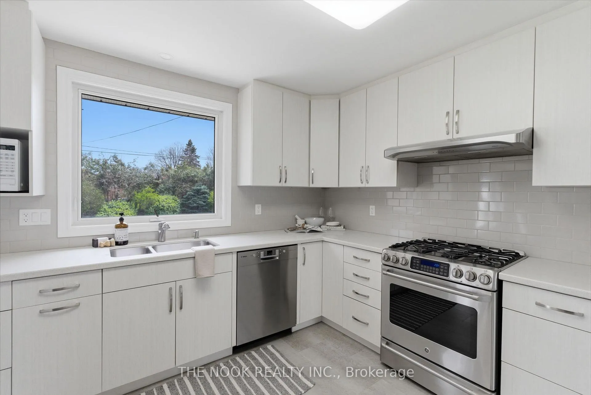 Photo 8 of 13 Lambard Crescent, Ajax, South East — HOMEH