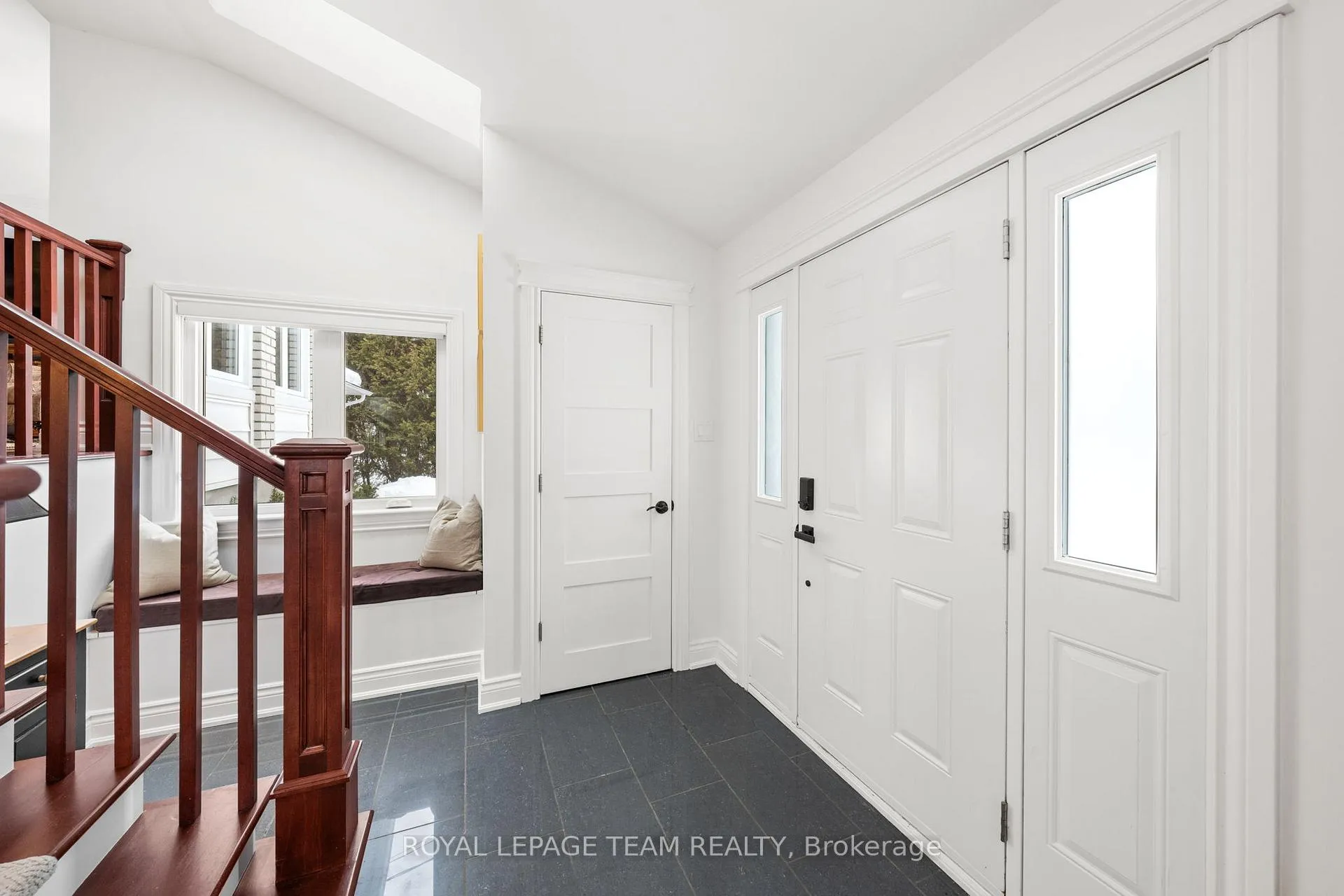 Photo 3 of 28 Maplehill Way, Ottawa, Manotick Village & Manotick Estates — HOMEH