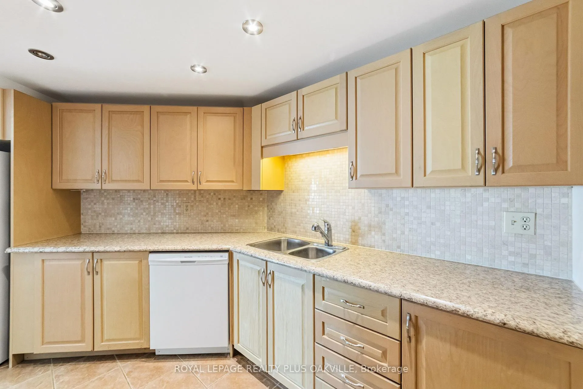 Photo 18 of Unit 404, 100 Bronte Road, Oakville, Bronte — HOMEH
