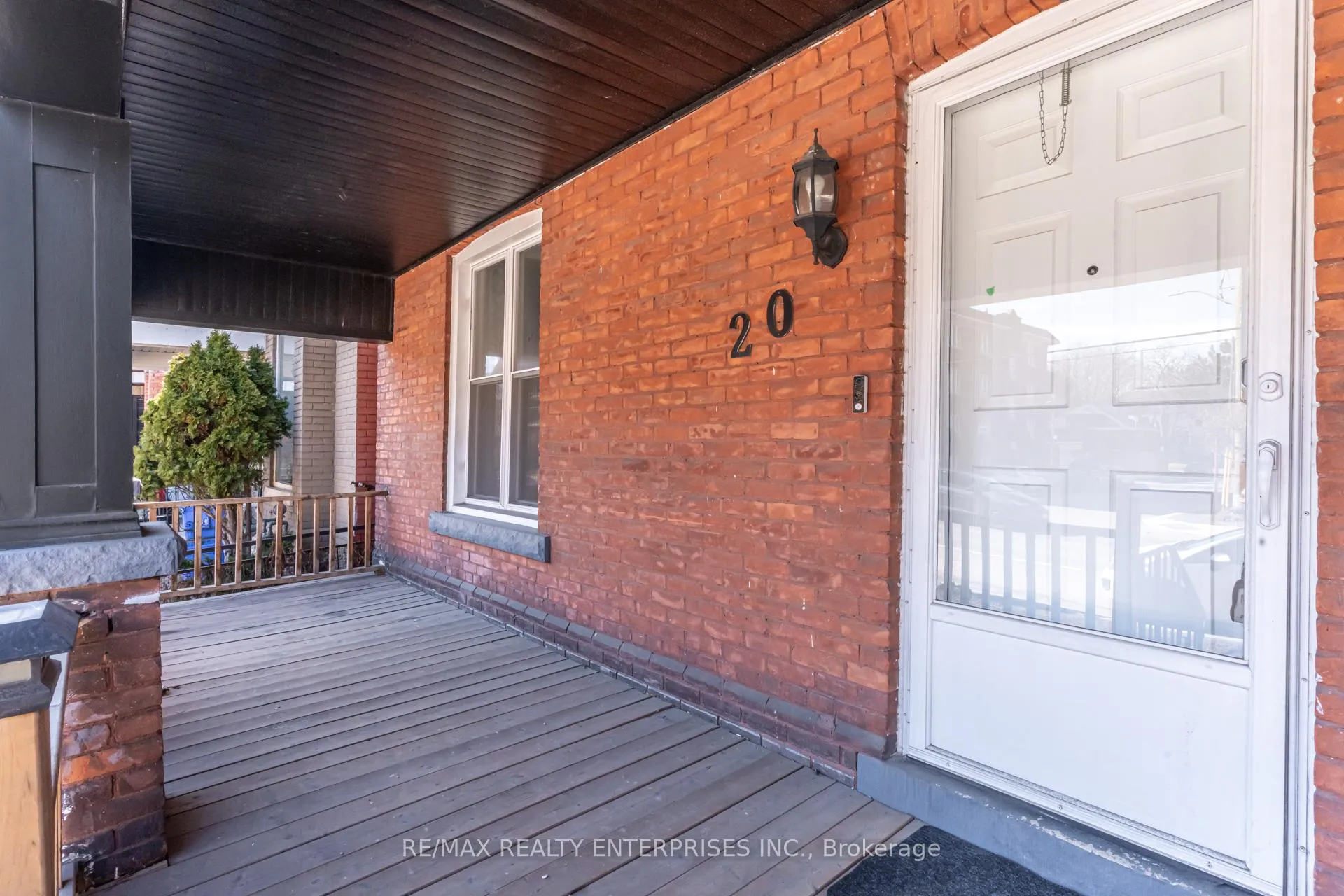 Photo 3 of 20 Sherman Avenue S, Hamilton, Gibson — HOMEH